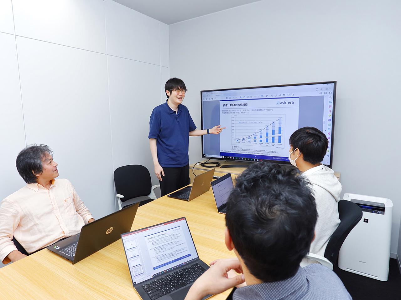 開発チームは少数精鋭で運営され、裁量を持って企画から開発まで関わることができる。