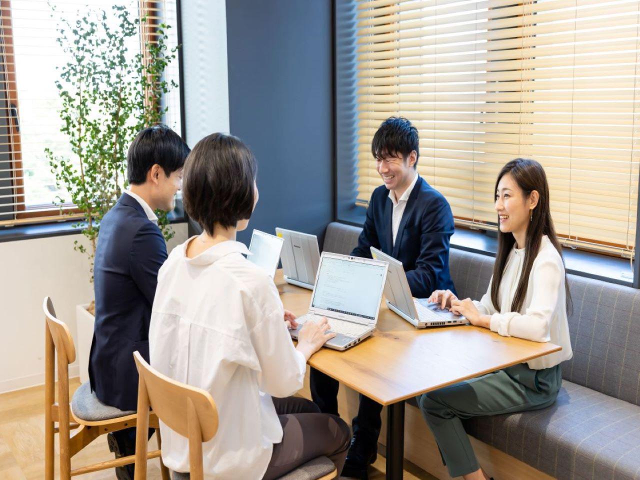 クライアントのDX全体構想・戦略立案からデジタルを活用した新規事業の創出など、企画から推進までのコンサルティングに加えて業務構築や具体的な施策の実行、その後の効果の最大化など、企画だけでなく推進・拡大施策も総合的に提供し、その確実な実現と効果の創出を支援。