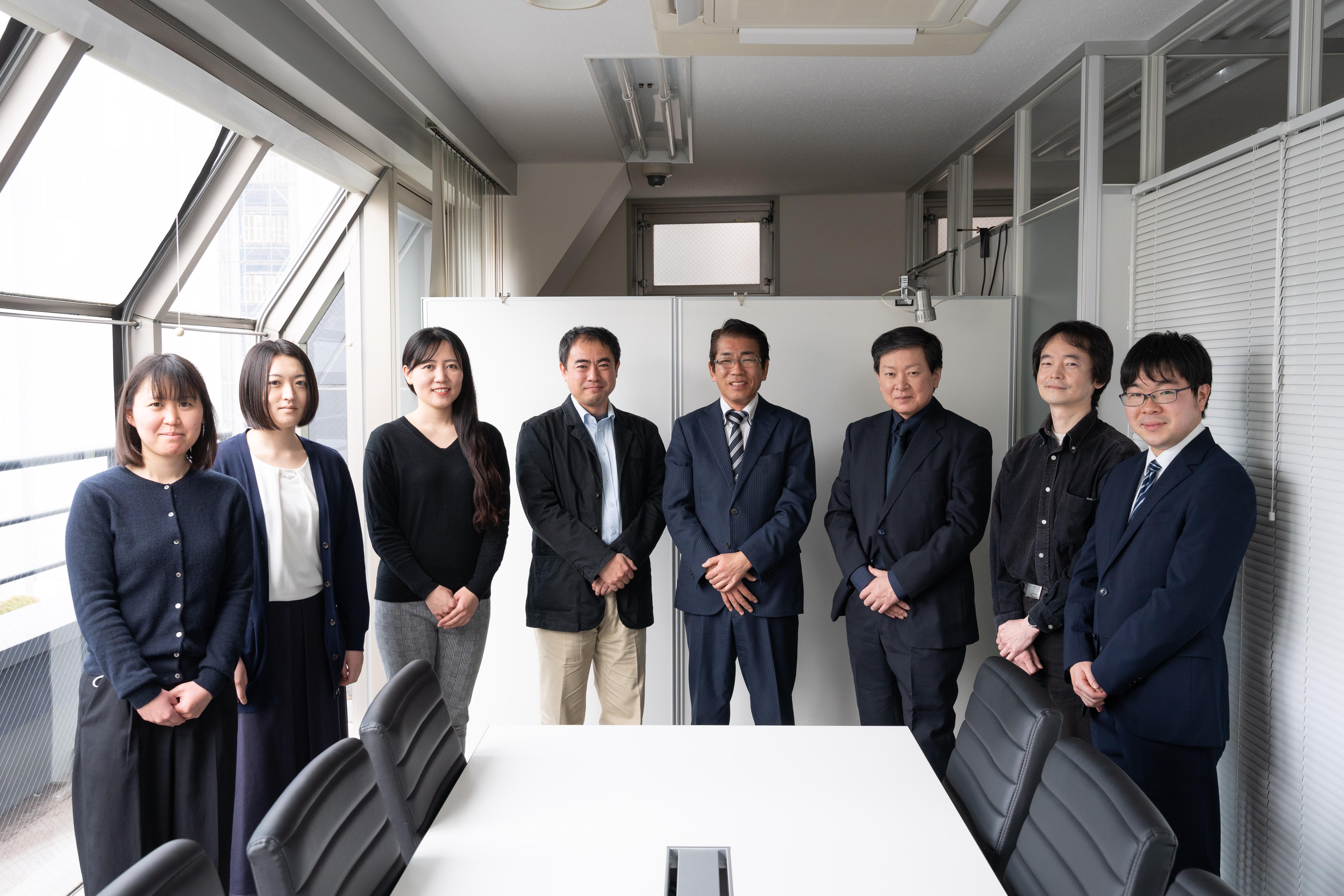 同社のメンバーは、代表を含めてメーカー直下の業務で精鋭10名余り。社員同士の距離が近く、先輩・後輩の垣根なくコミュニケーションを図れる風通しの良さが特徴だ。