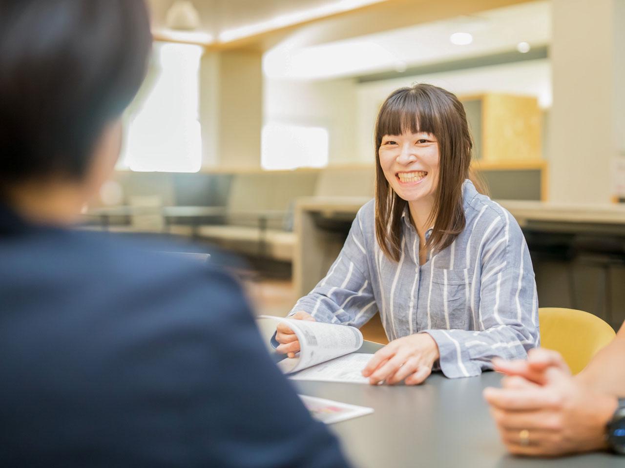 当社の育児休業取得率は、男女ともに高い取得実績となっています。女性社員の取得率は100%、男性社員も政府が掲げる目標値「2025年までに男性の育休取得率30%」を大きく上回る取得実績があります。