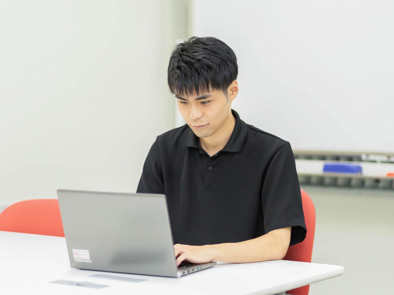 企業の人事担当者が同社のサイトで必要な研修を検索すれば、当該テーマの研修プログラムの一覧が表示され、それぞれの受講費用の見積もりが10秒で届くといった使い勝手の良さを追求。