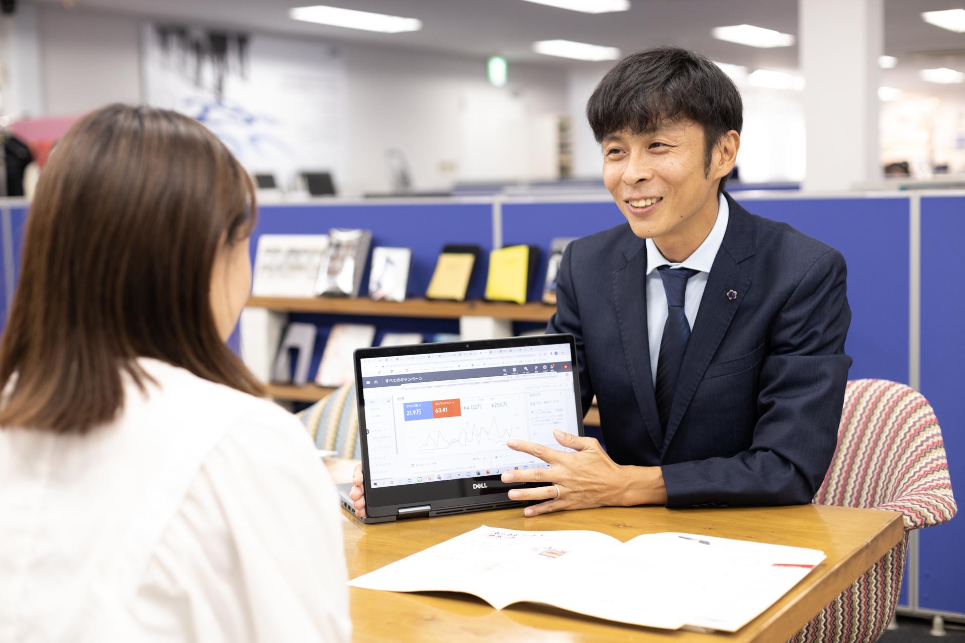 いちフランチャイジーとして運営していた店舗のマーケティングや販売促進は、企画からツール制作まですべて内製化。それを機に、FC本部からオファーを受け、広告・制作事業である「リンク事業部」を立ち上げる。