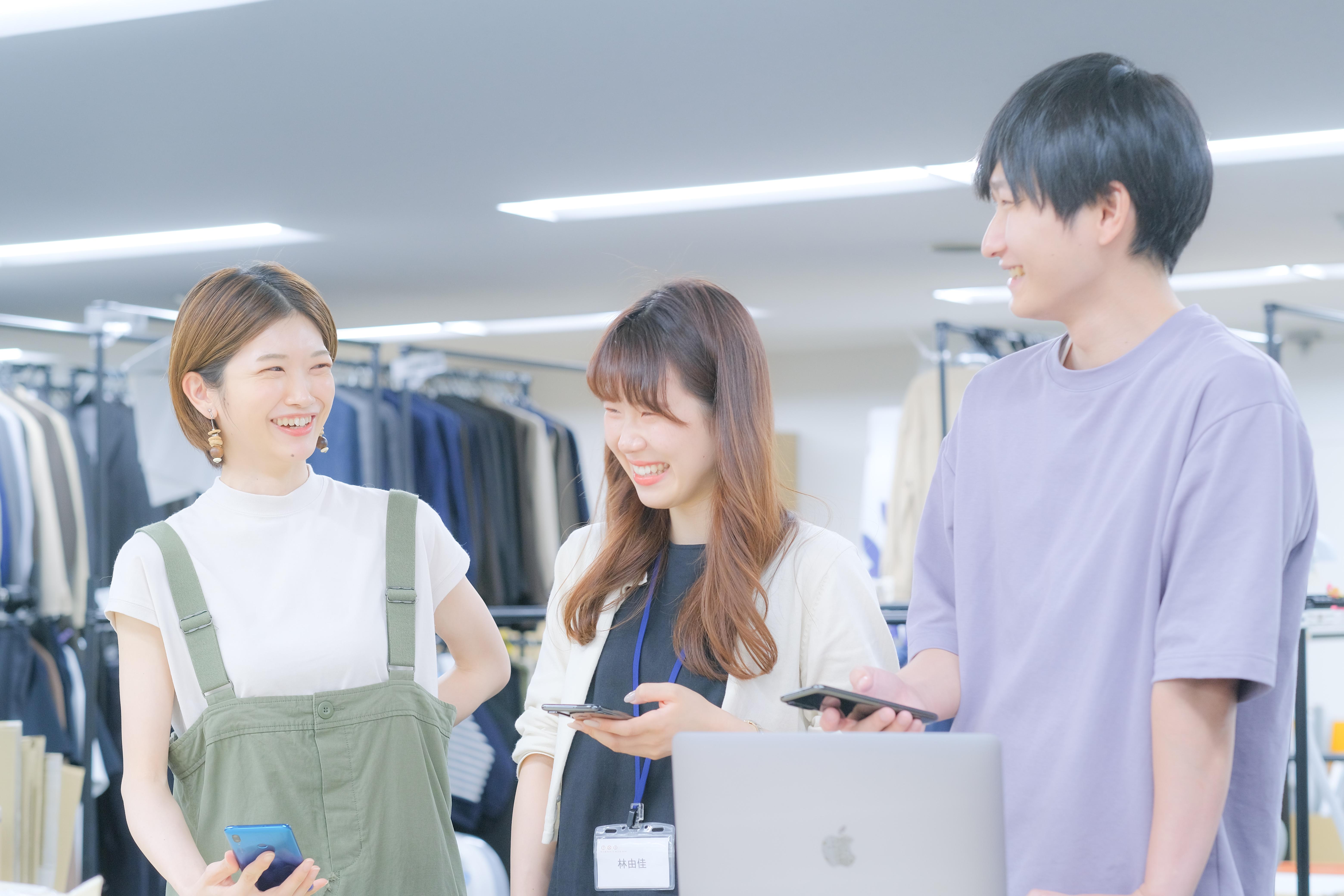 スタイリストがコーデを提案する『UWear（ユーウェア）』を運営している。