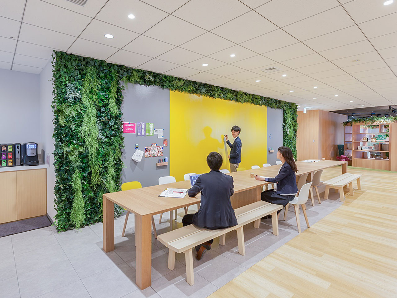 東京オフィスの様子。植物や木のぬくもりを感じられるオフィスになっている。