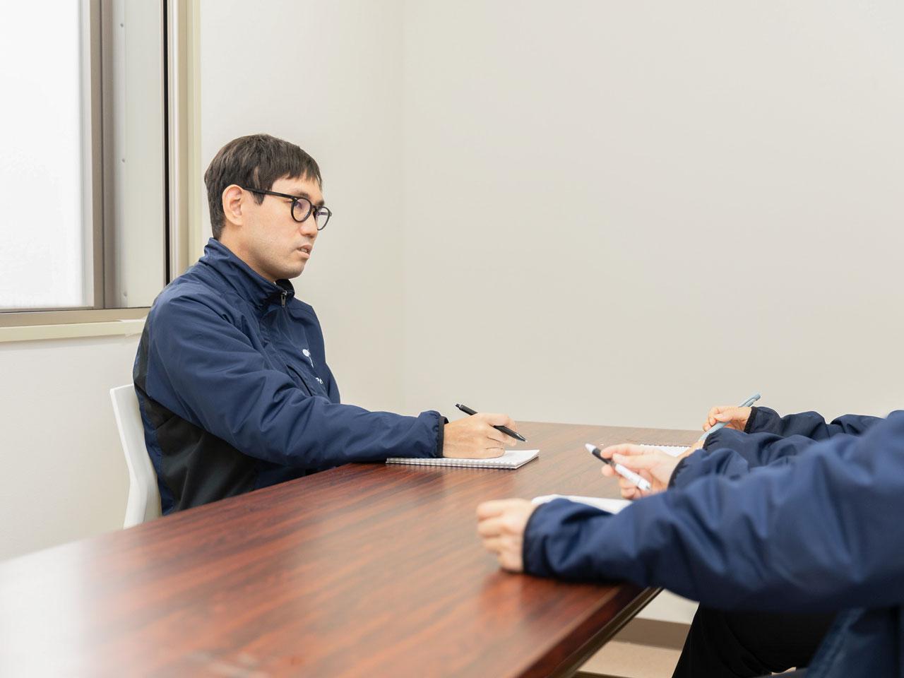 小人数による強みを生かし、情報や課題は直ちに共有される。活発にコミュニケーションが行われており、風通しの良い社風となっている。