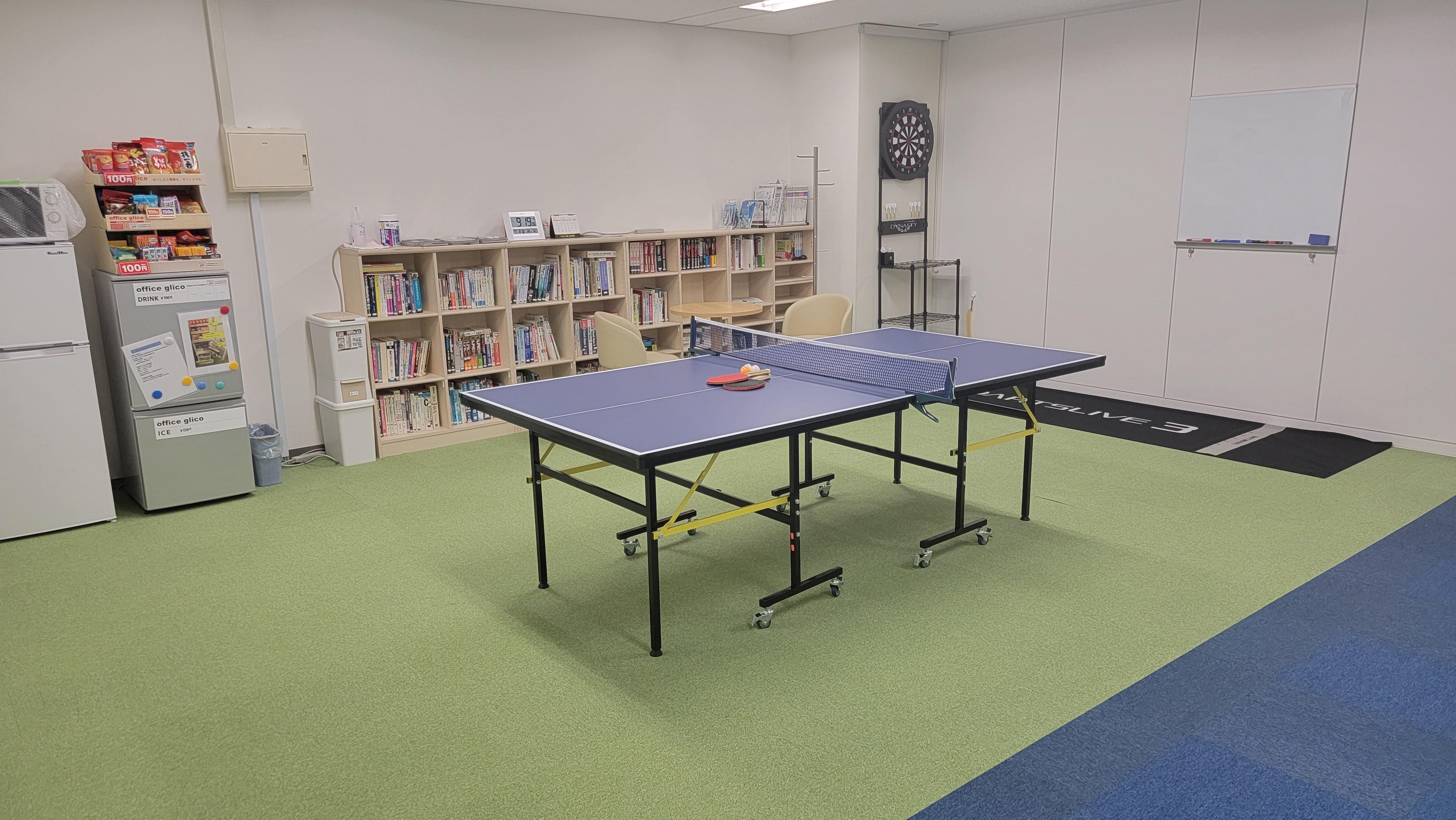 社員の為のリフレッシュスペース！
卓球台とダーツを完備！おやつもあります！