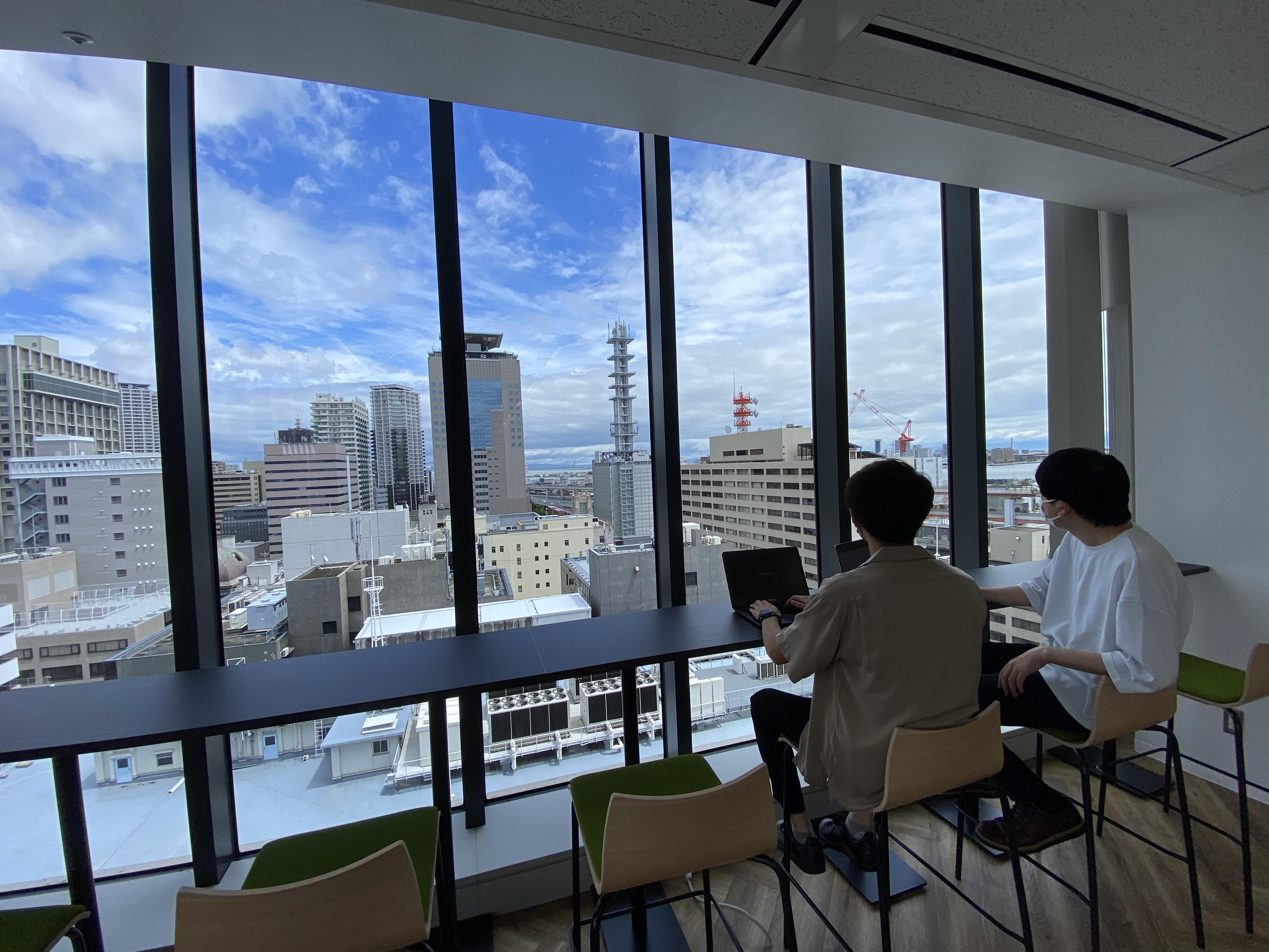 サイドスリーでの仕事風景。このようなカフェスペースでもお仕事をしていただけます。あなたのご応募をお待ちしております。