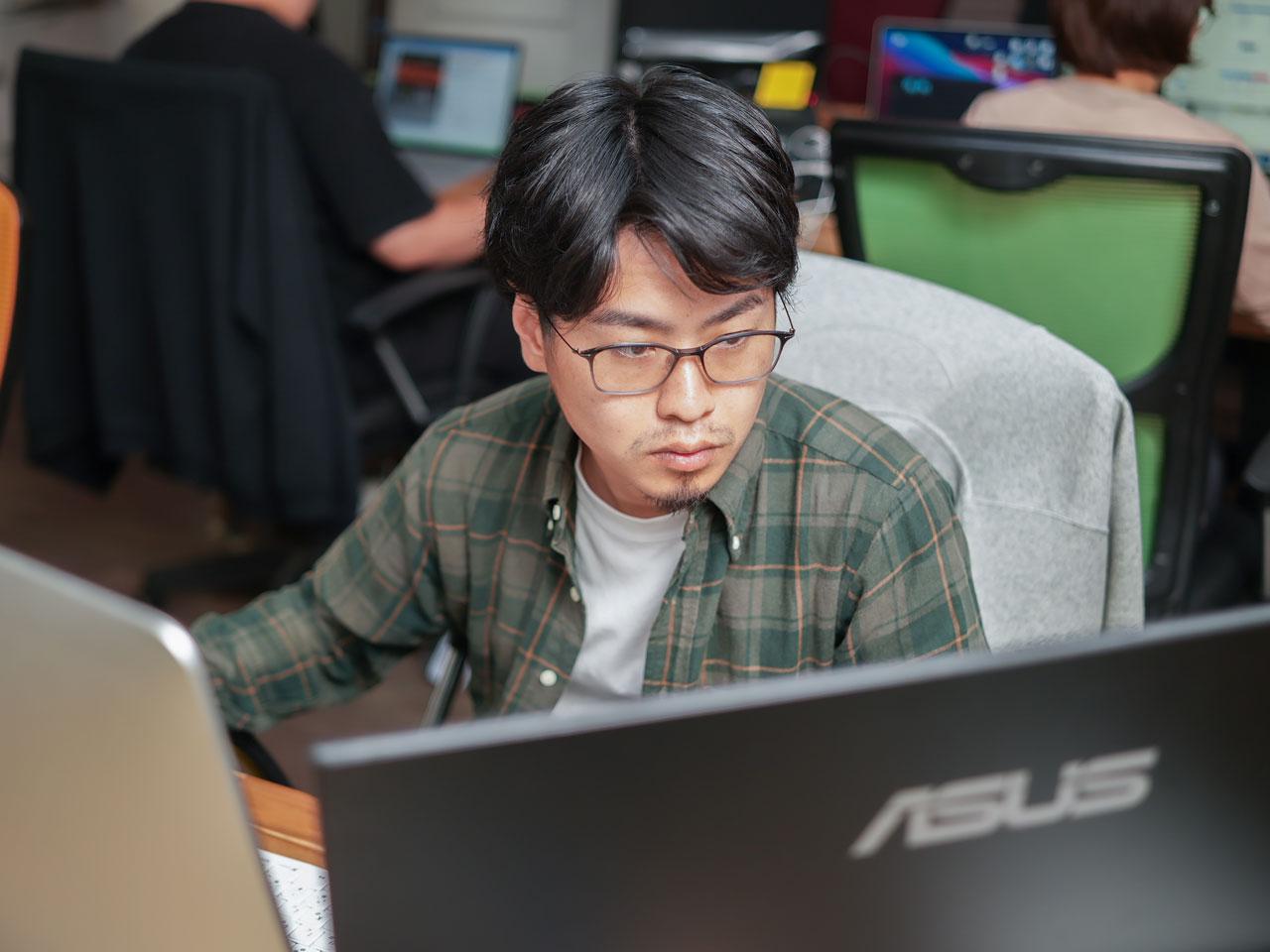 寄り添う姿勢を大事にし、名刺1枚、バナー1枚のデザインから、サーバーの運用・保守まで一気通貫で請け負う。