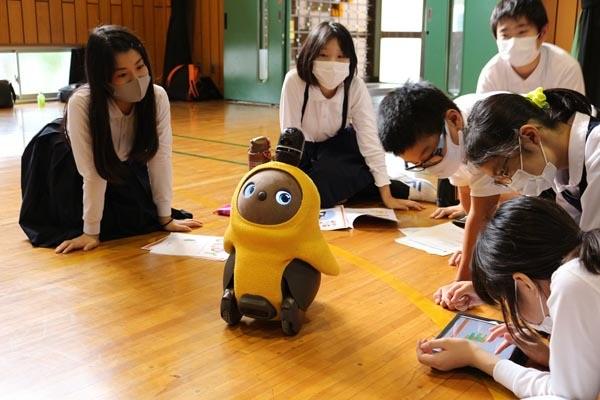 小学校でのLOVOTを使った実証実験や、プログラミング教室の実施もしてきました。
