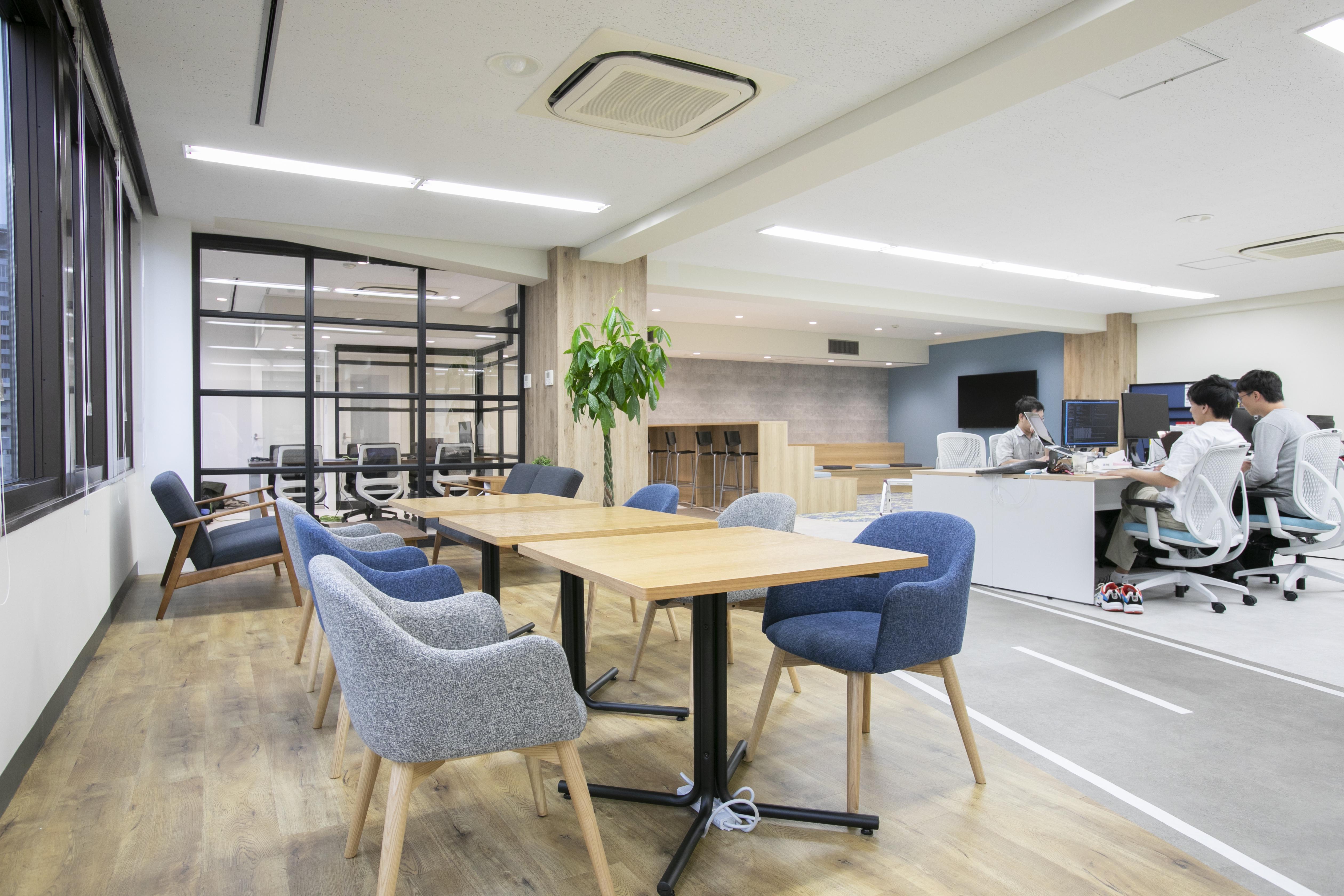 社員同士の雰囲気の良さも同社で働く魅力の一つ。明るく活気のある空気感が特徴的なオフィスです！