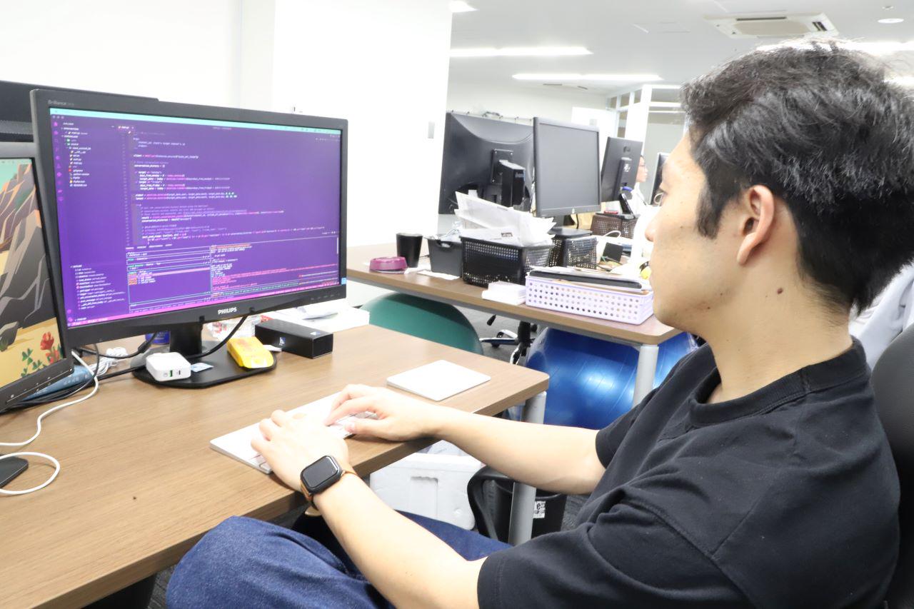 Vitalizeは出社を原則としています。
机を並べて一緒に仕事をすることを大切にしているからです。 但し、一体感と効率化のバランスを考え、水曜日はリモートワーク可能日としています。