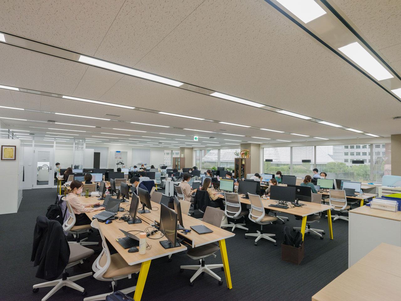 社長から新入社員まで、全社員がワンフロアで仕事をしています。”風通しの良さ”も当社の一つの特長です。