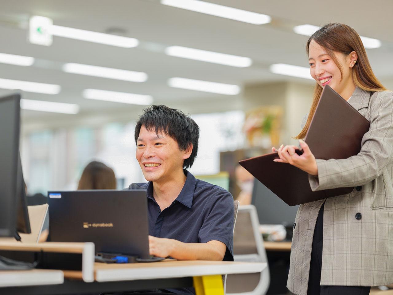 挑戦の幅が広く、若手社員にも大きな仕事が任されます。20代での管理職登用、新規事業立ち上げ、管理部門への登用など、様々なチャンスがあります。