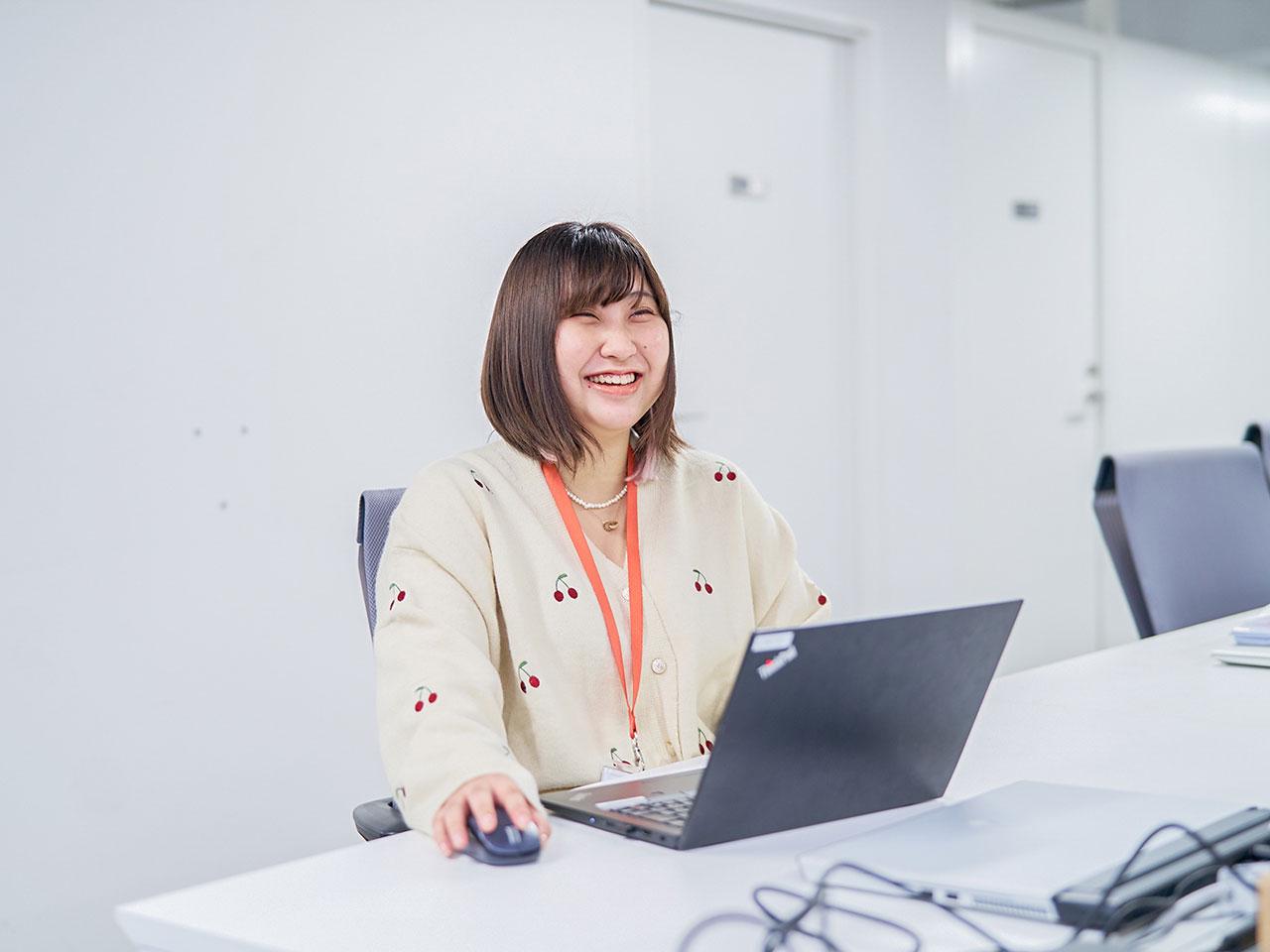 柔軟な社風は働き方も同様で、リモートワークの方が実力を出せるならリモートワークを、仲間と同じフロアで刺激し合いながら働いた方が効率的だというなら出社して働くこともできる。