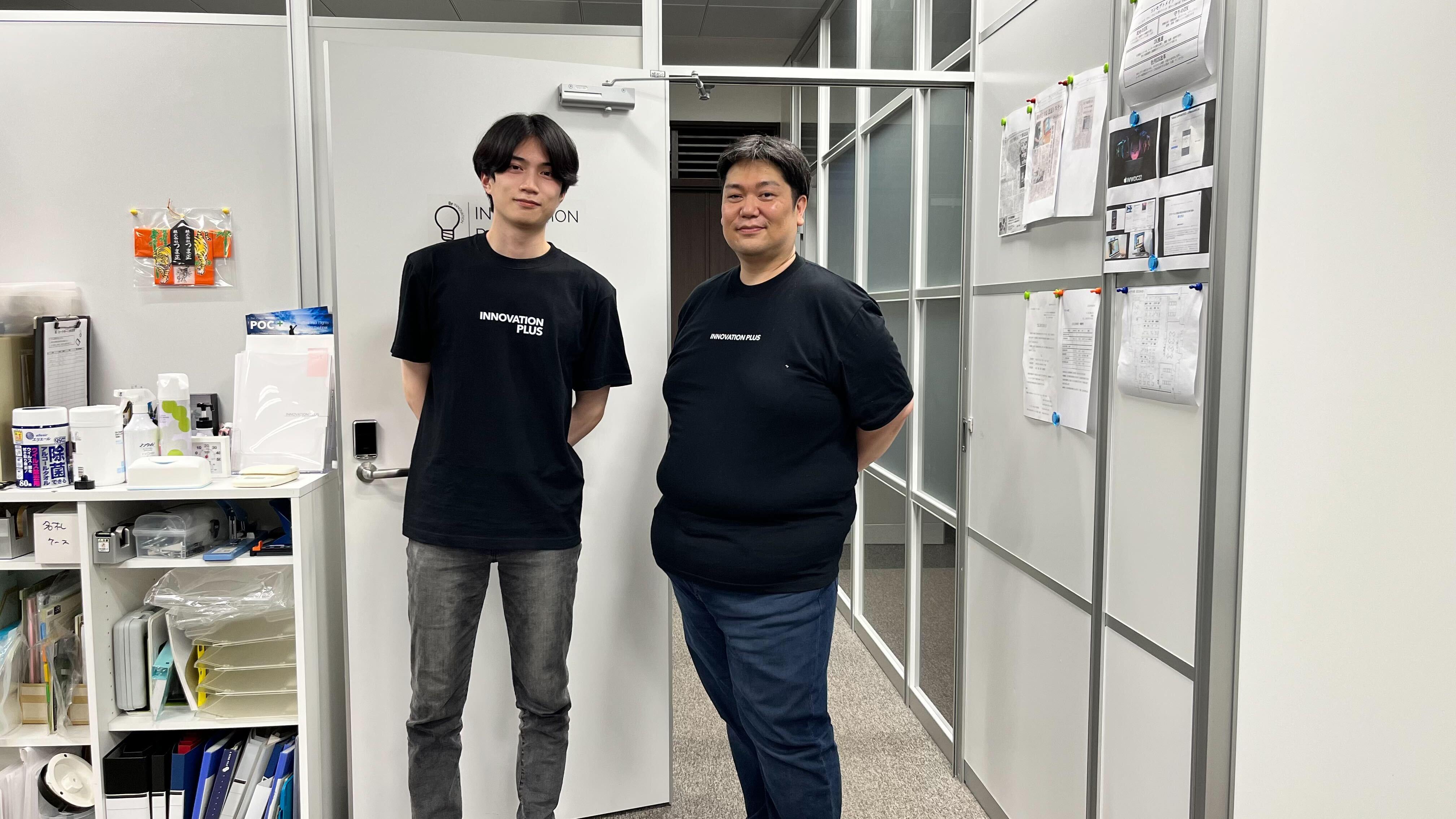 新規事業の実証実験のため、社名入りTシャツをデザイン