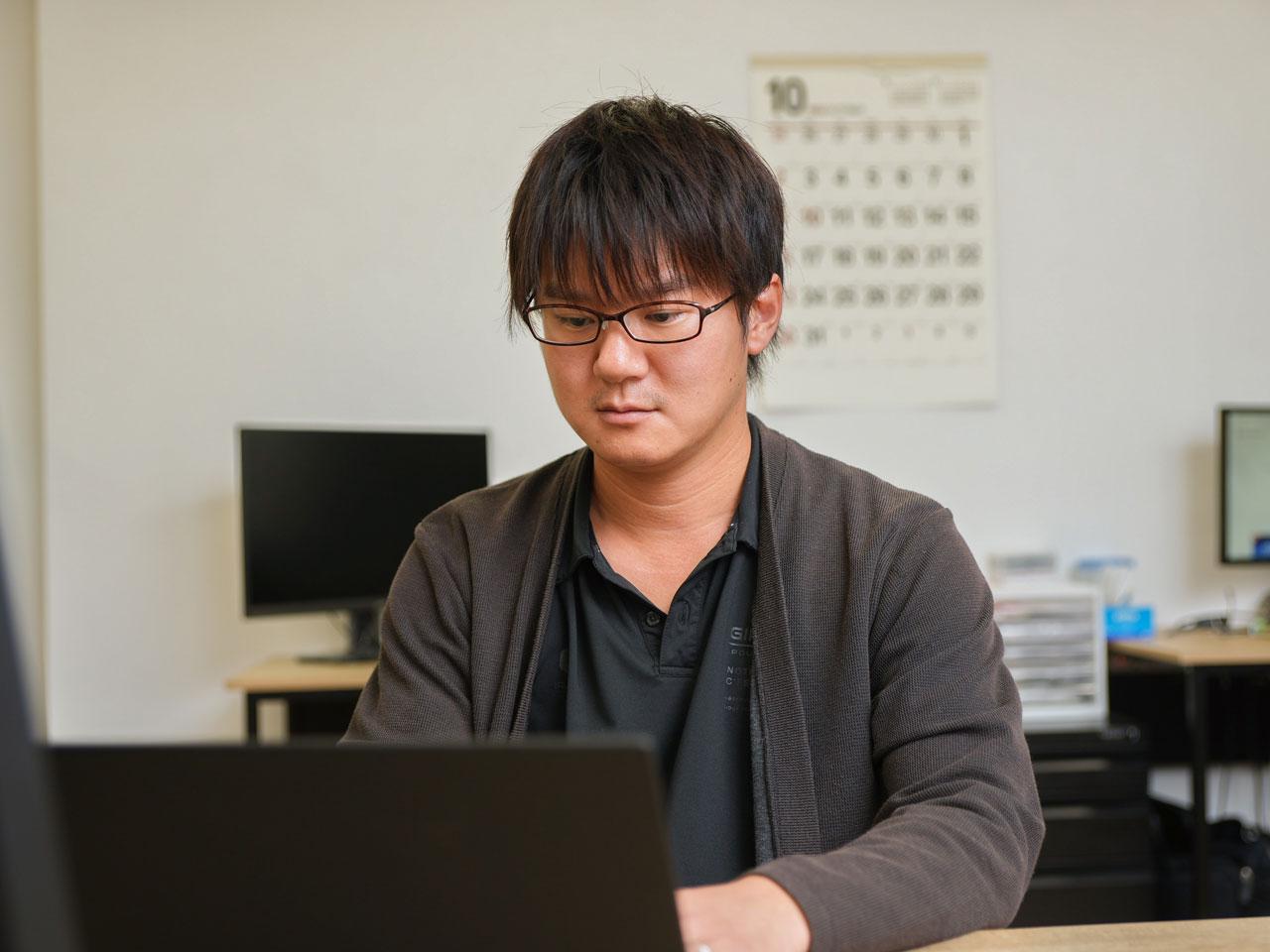 経営陣がフリーランス時代に築いた外部専門家とのネットワークといった強みを持つ。