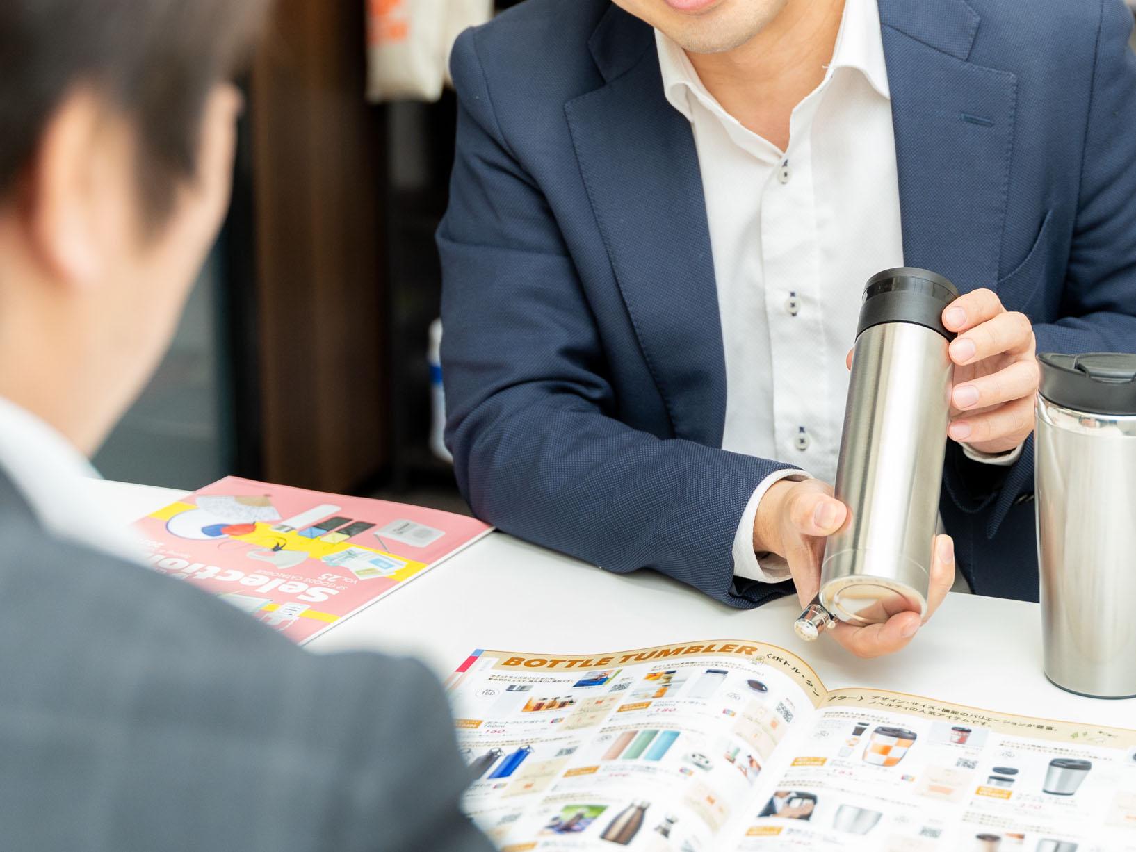 強みは20年以上にわたって築いた仕入れ力と見積もりの技術である。メーカーとの直接取引で中間マージンを排除すると共に、20年以上の事業運営の中で築いた信頼関係と交渉力で“業界最安値帯”を実現している。