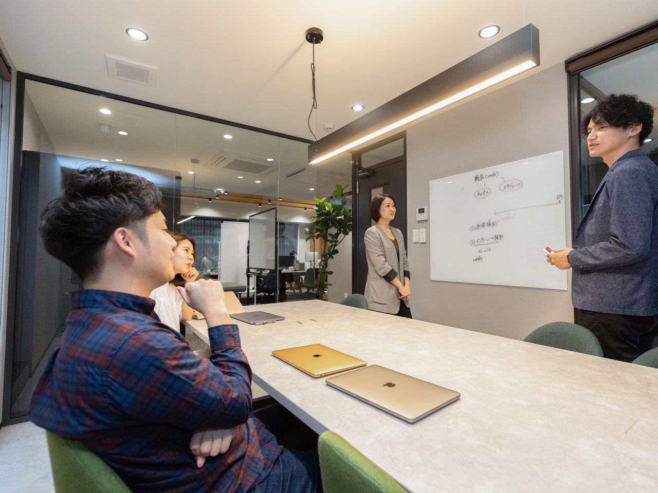 データを集約・分析するSaaS型サービス、そして顧客の経営課題の深部に至る部分までをサポートするコンサルティングという二つの軸で事業を成長させている同社。