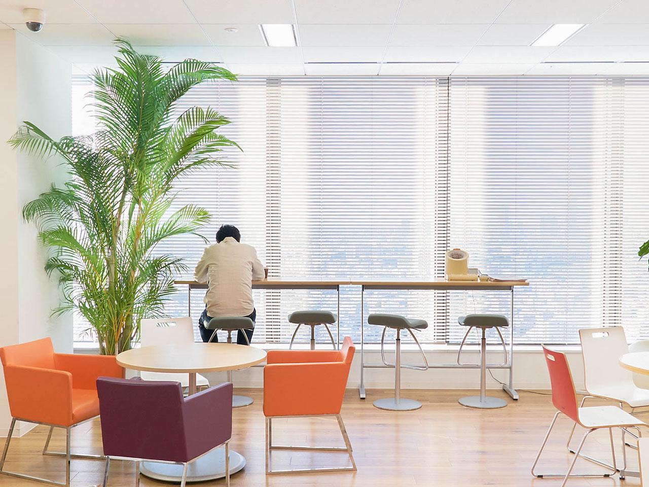 フレックスタイム制度を導入し、ライフスタイルに合わせて働けるような環境を整備しています。