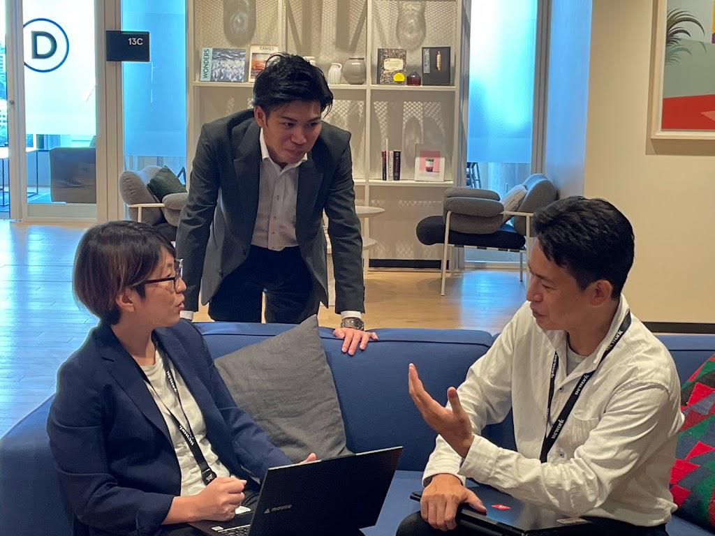 フラットな社風で部署間の連携もスムーズです。小規模組織ならではのスピード感で業務を進めています。