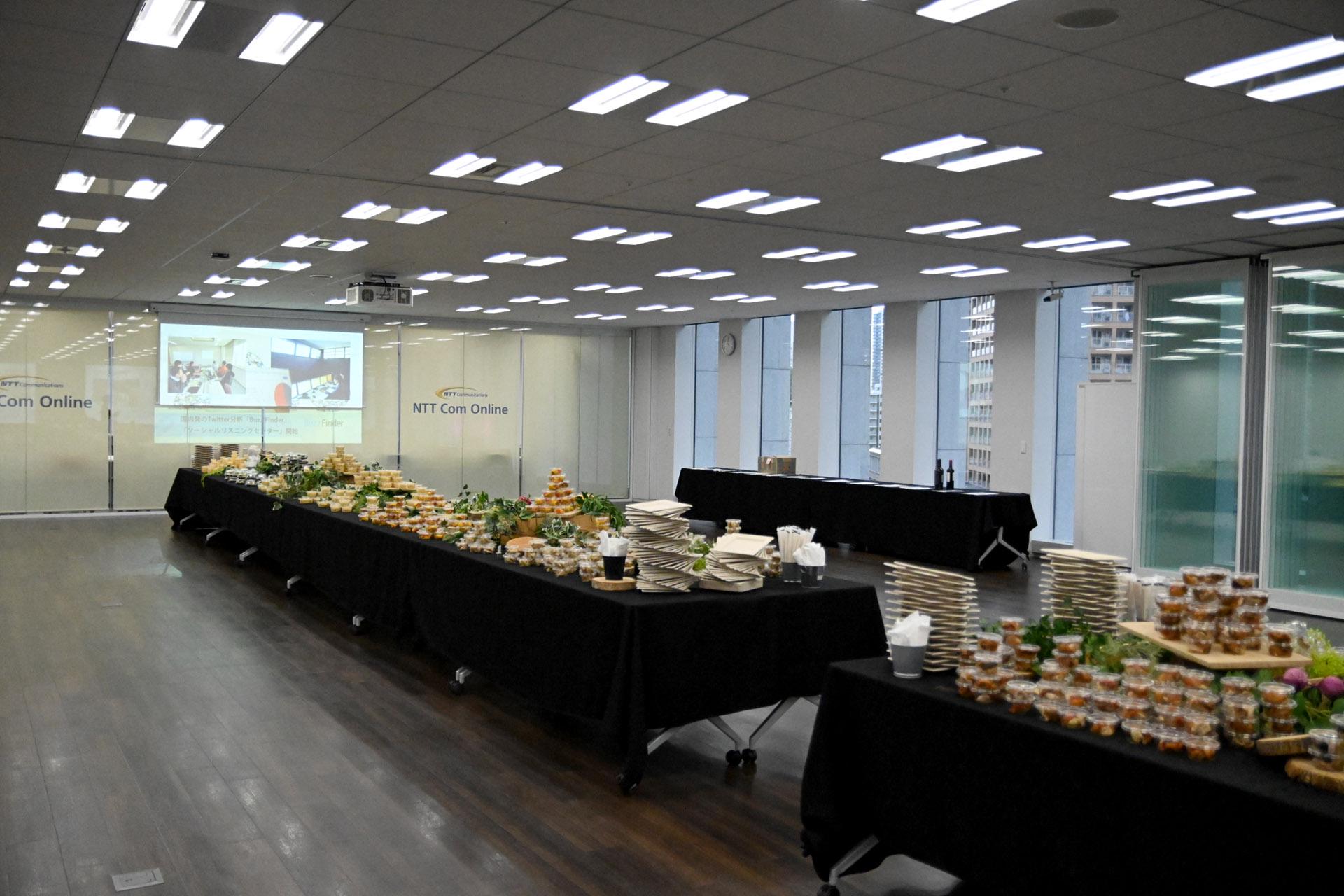 【10周年記念～ALL Hands～】
四半期に一度は交流の場を設けており、オープンコミュニケーションな空間が保たれています。中途入社の方も馴染みやすく、オンラインの時よりも話が弾みます。尚、週2回は出勤をしており、話初めはとてもスムーズです。