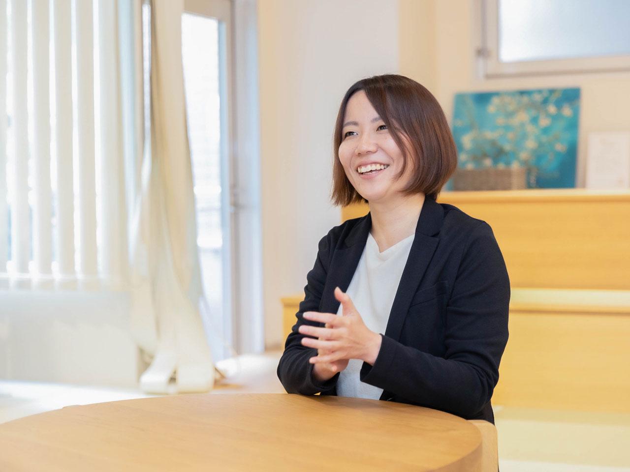 同社では、業務上のトラブルや困難に直面した際には、その個人を全社で一丸となってサポートしている。