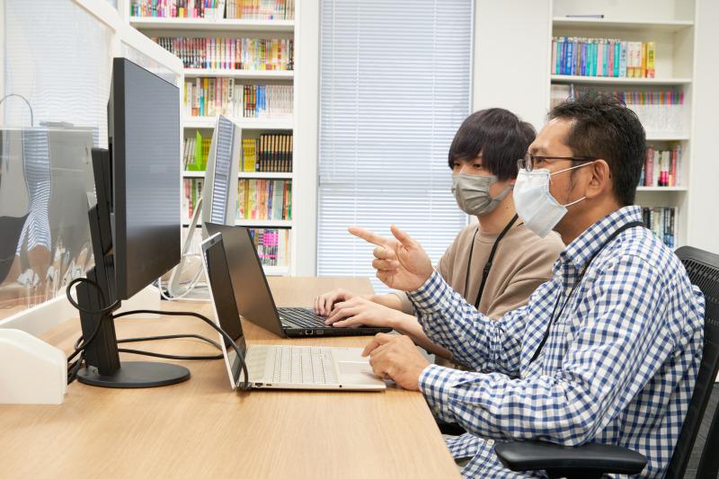 小回りの利く少人数チーム制。わからないことがあった時に気軽に質問できるよう開発者用チャンネルも用意されている。