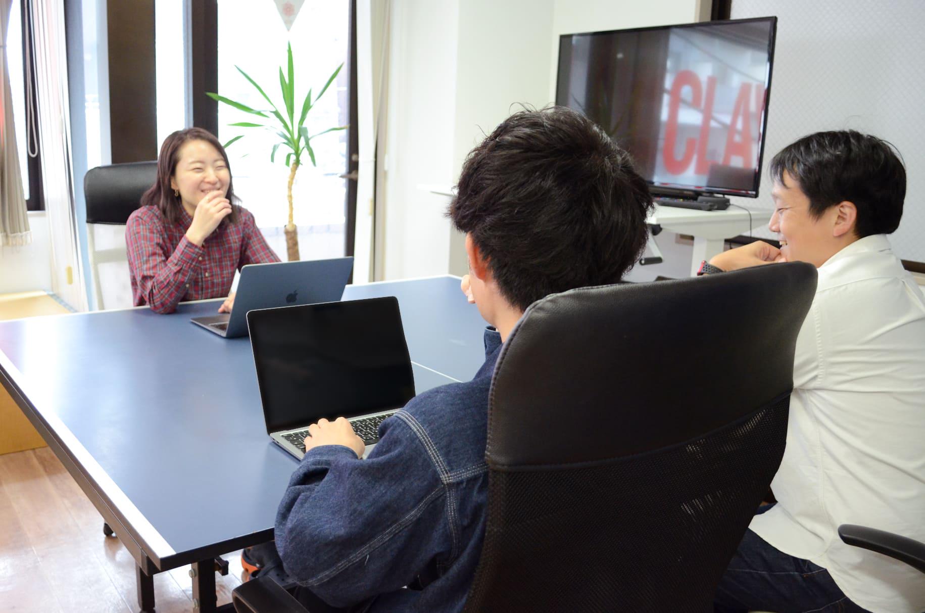 役職や年齢に関係なく意見やアイディアを発信することができ、それぞれが納得したうえで仕事をする風土があるため、いわゆる“トップダウン”の仕事は皆無。