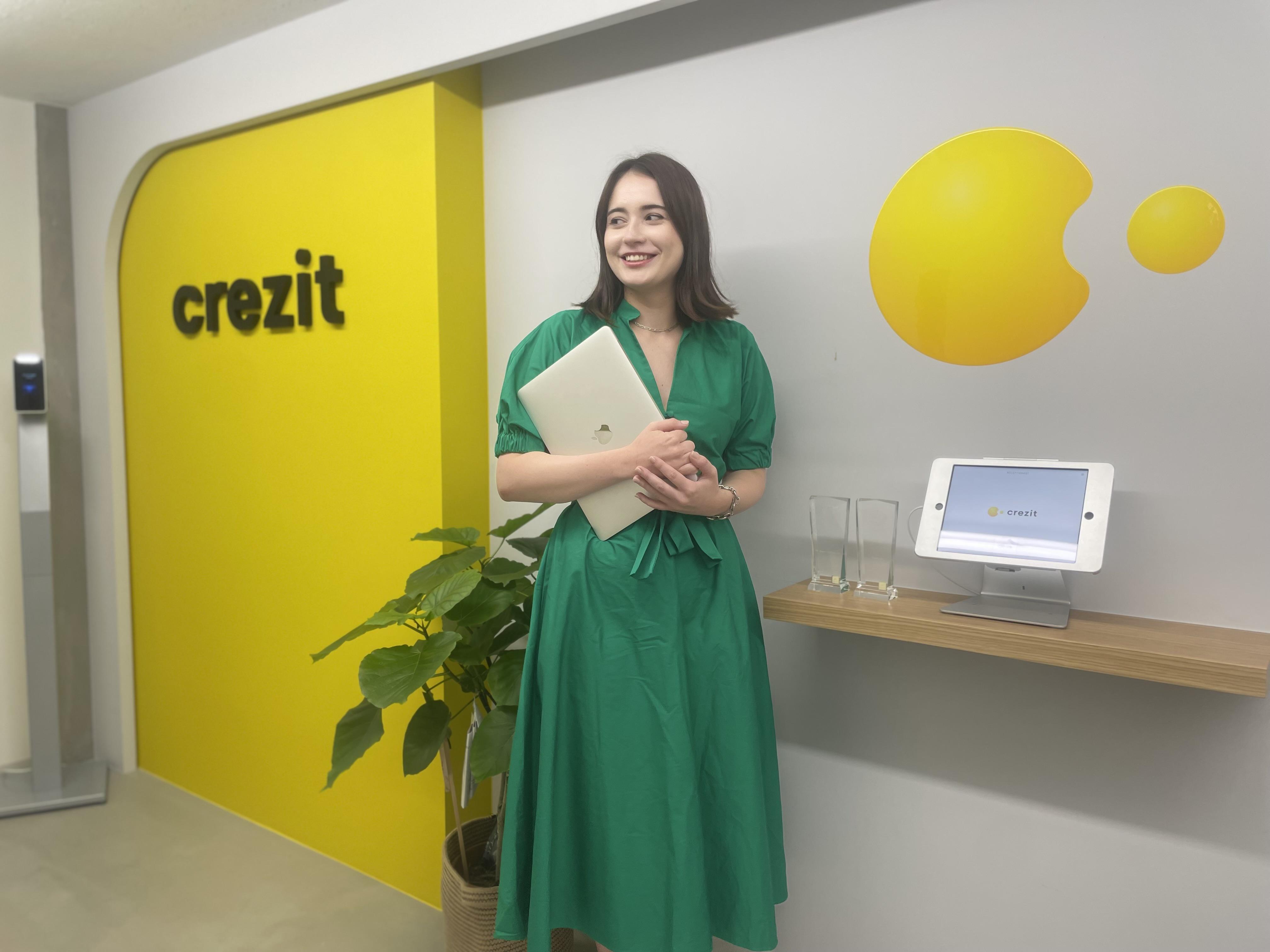 新オフィスのエントランスにて