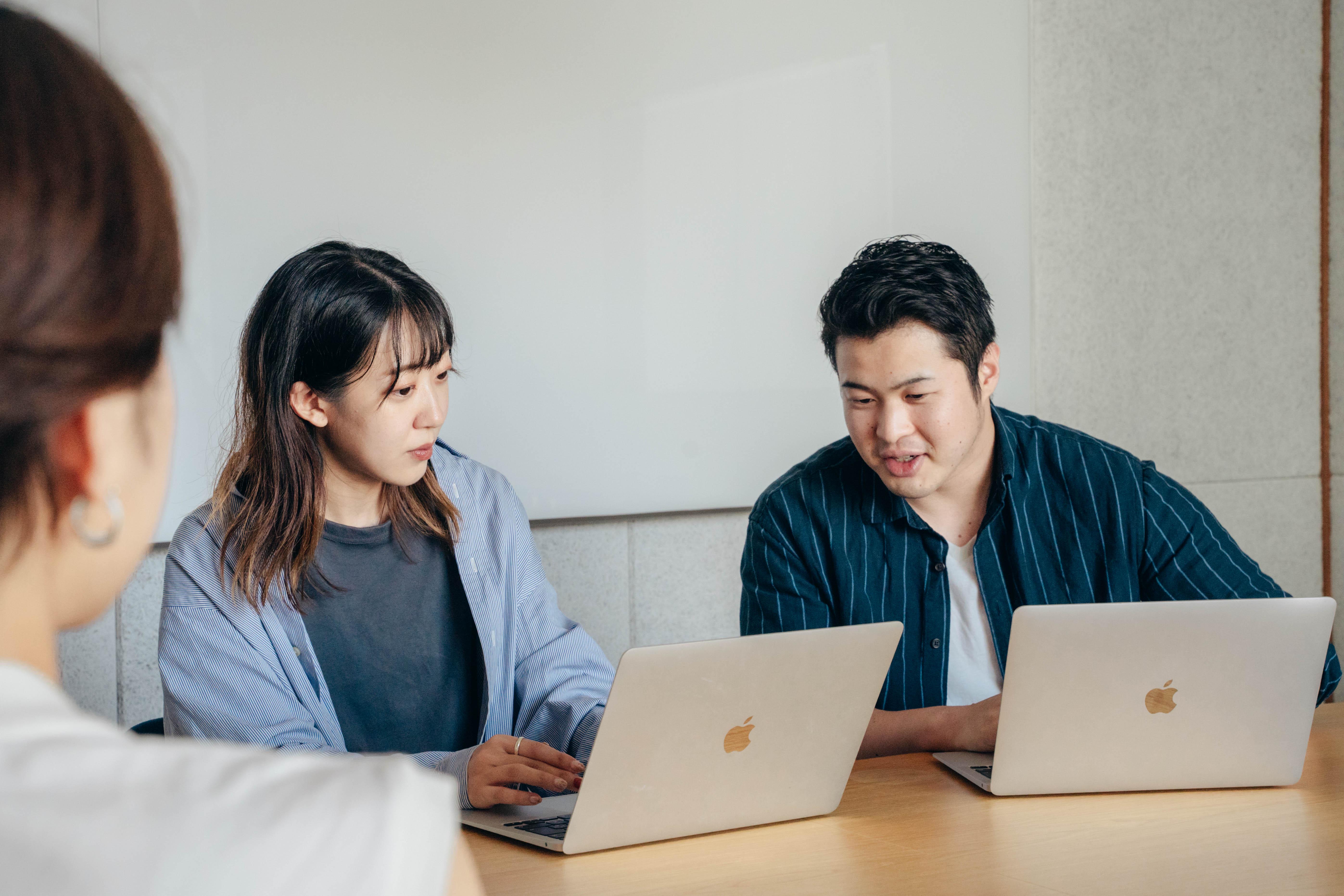 事業成長の鍵は、チームでの丁寧なコミュニケーション。フラットな関係性の中で、前向きな議論が日々交わされています。