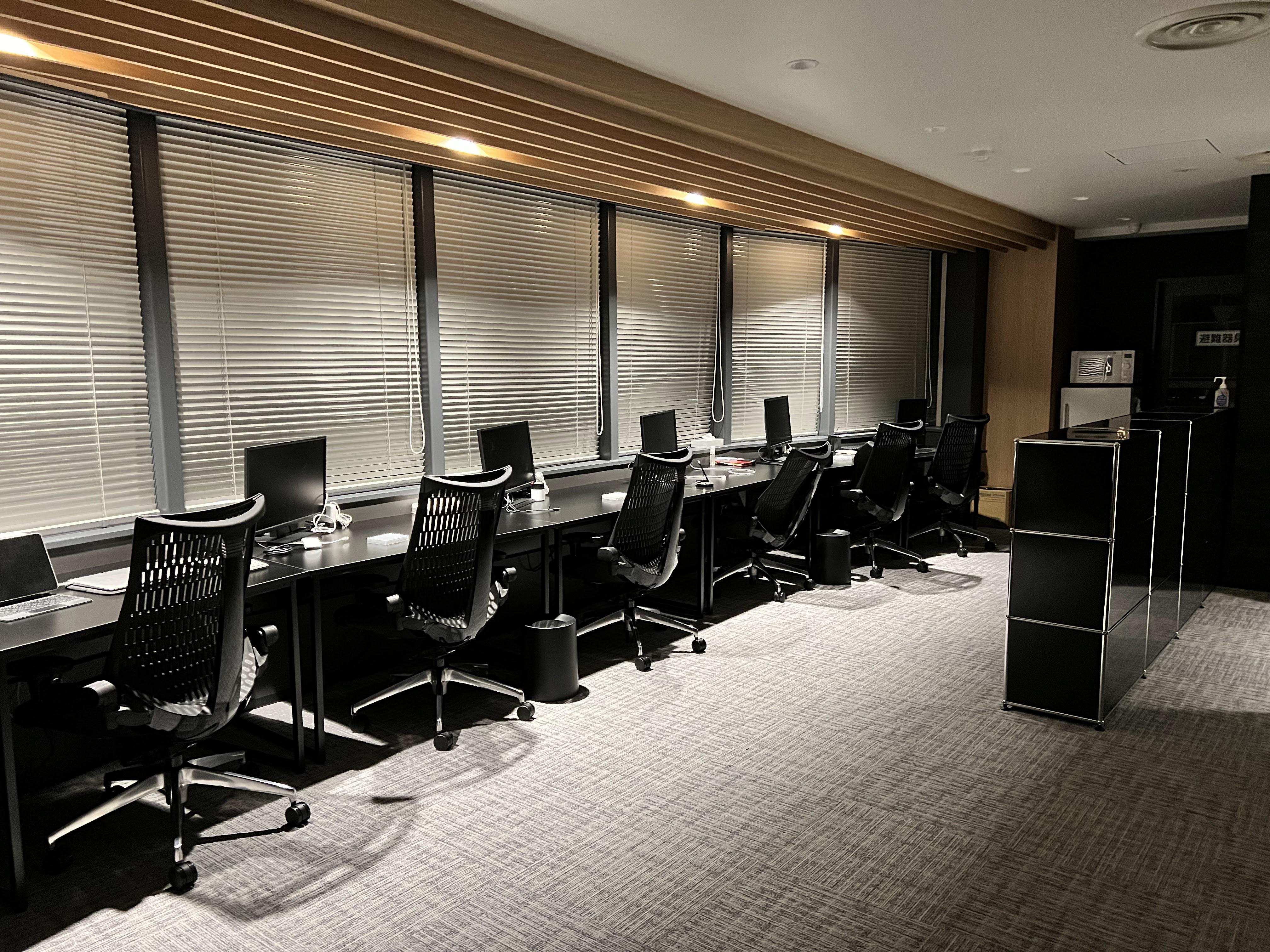 親会社KURO HOLDINGSとのシェアオフィスです。リモート中心のメンバーが多く、一人当たりのスペースがとても広い状況です。
