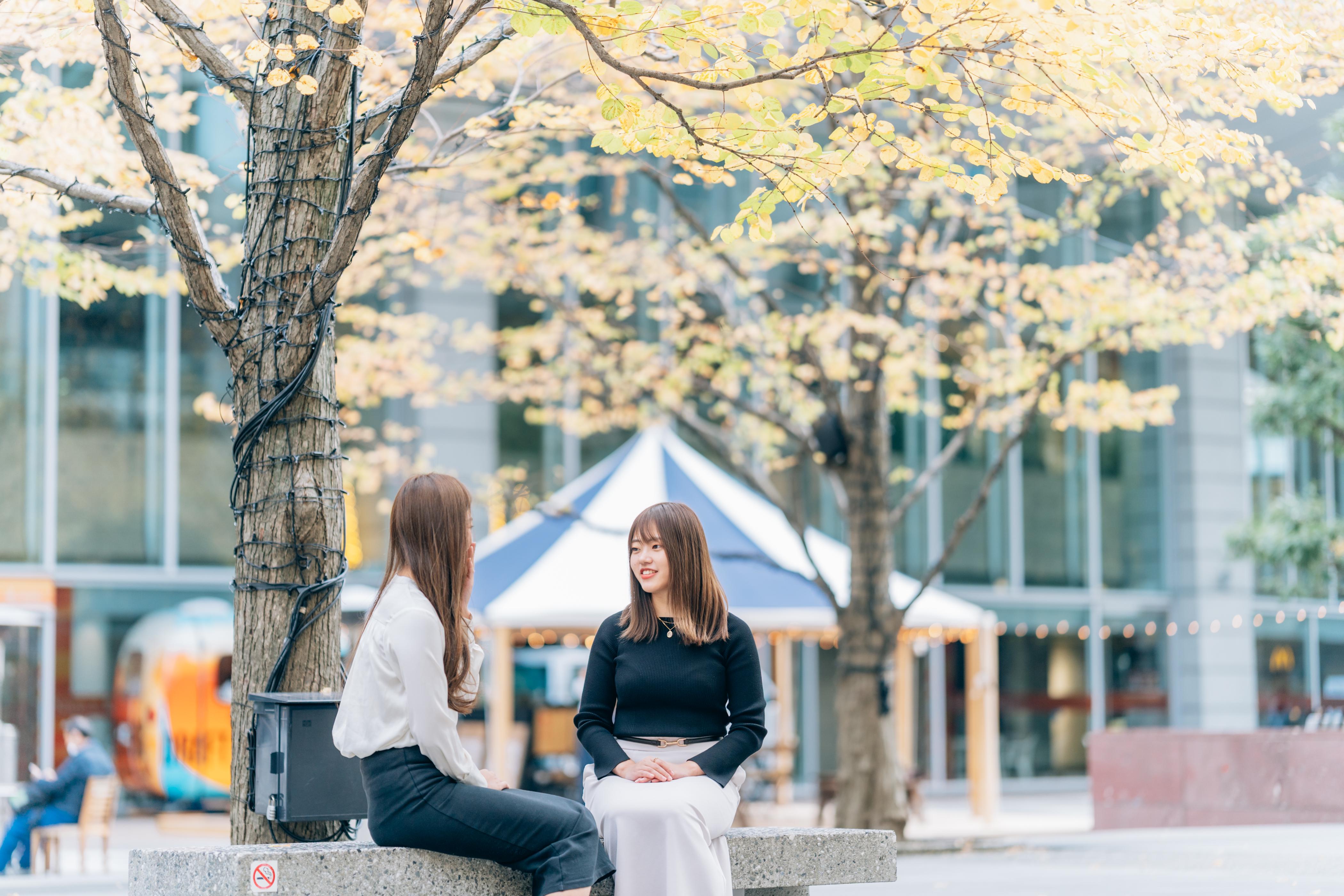 オフィスを降りると広場が。ちょっとした休憩ができる場所がたくさんあります。