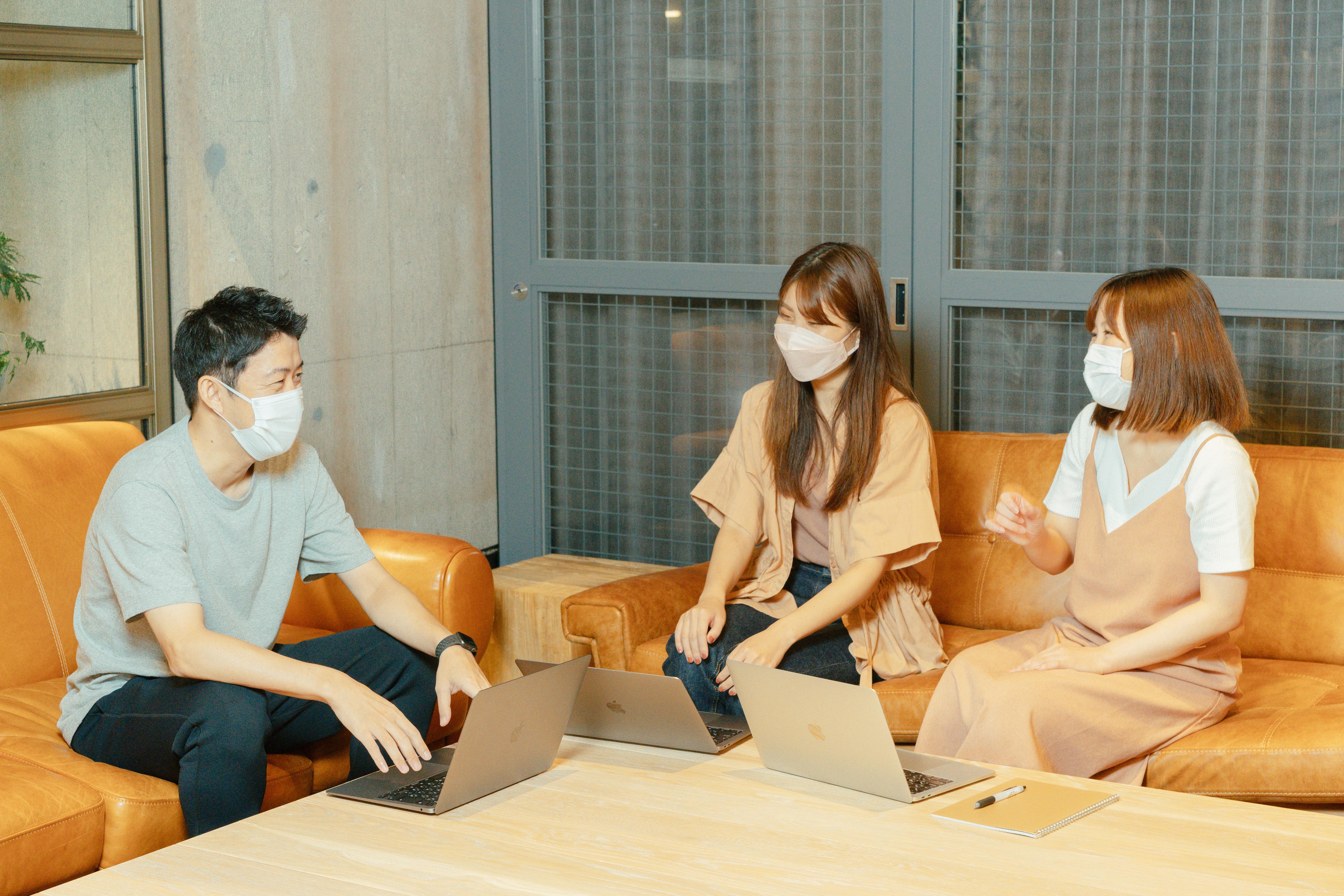 社内にはオープンスペースもあり、リラックスしながら仕事をすることも可能。