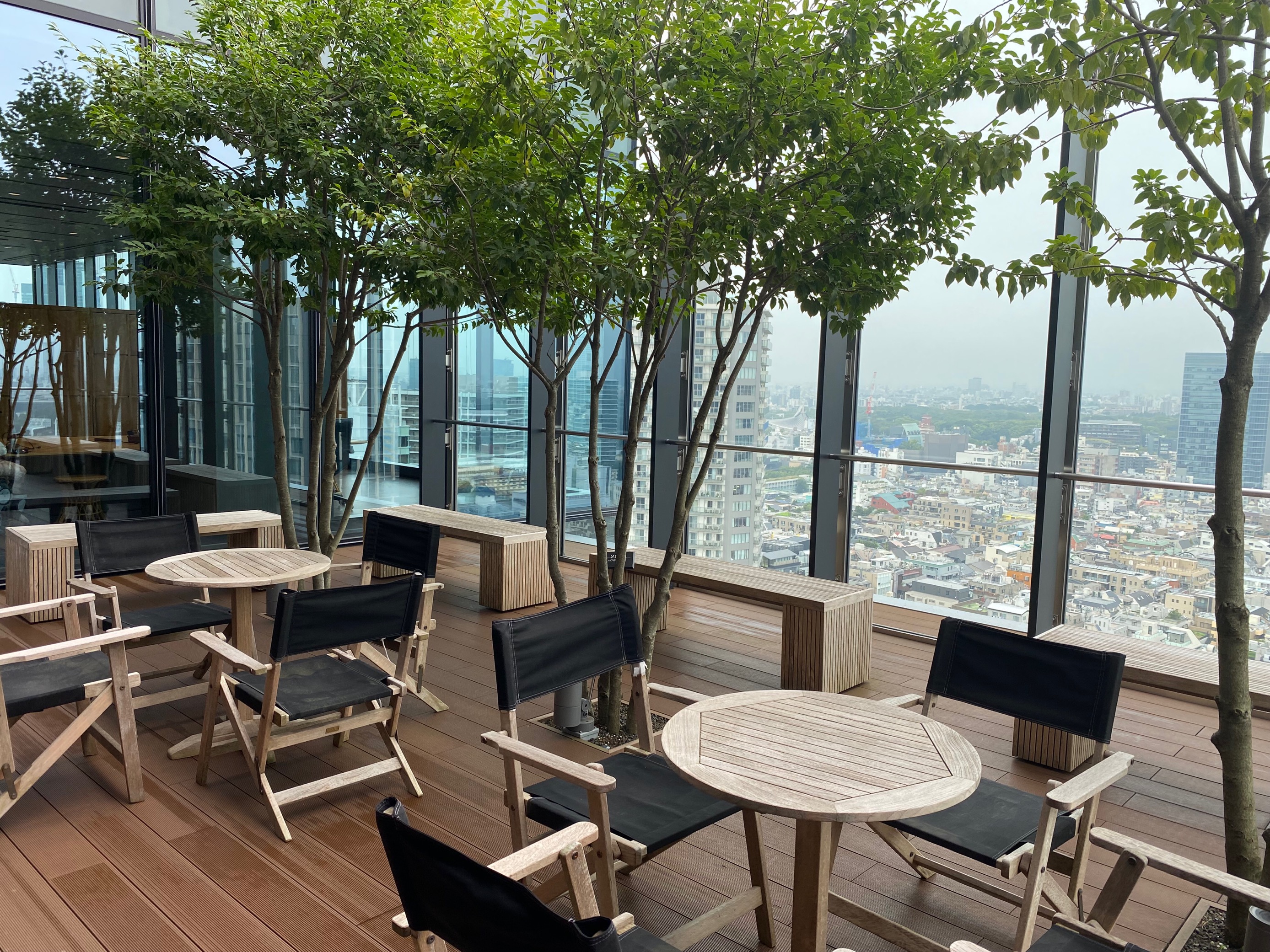 当社のオフィスビル最上階は遠くには富士山までを見渡せる景観！開放的全てのグループ社員が打合せ、食事が出来るカフェ、フィットネスジムも自社内に設けています。楽しいオフィスで一緒に働きませんか？