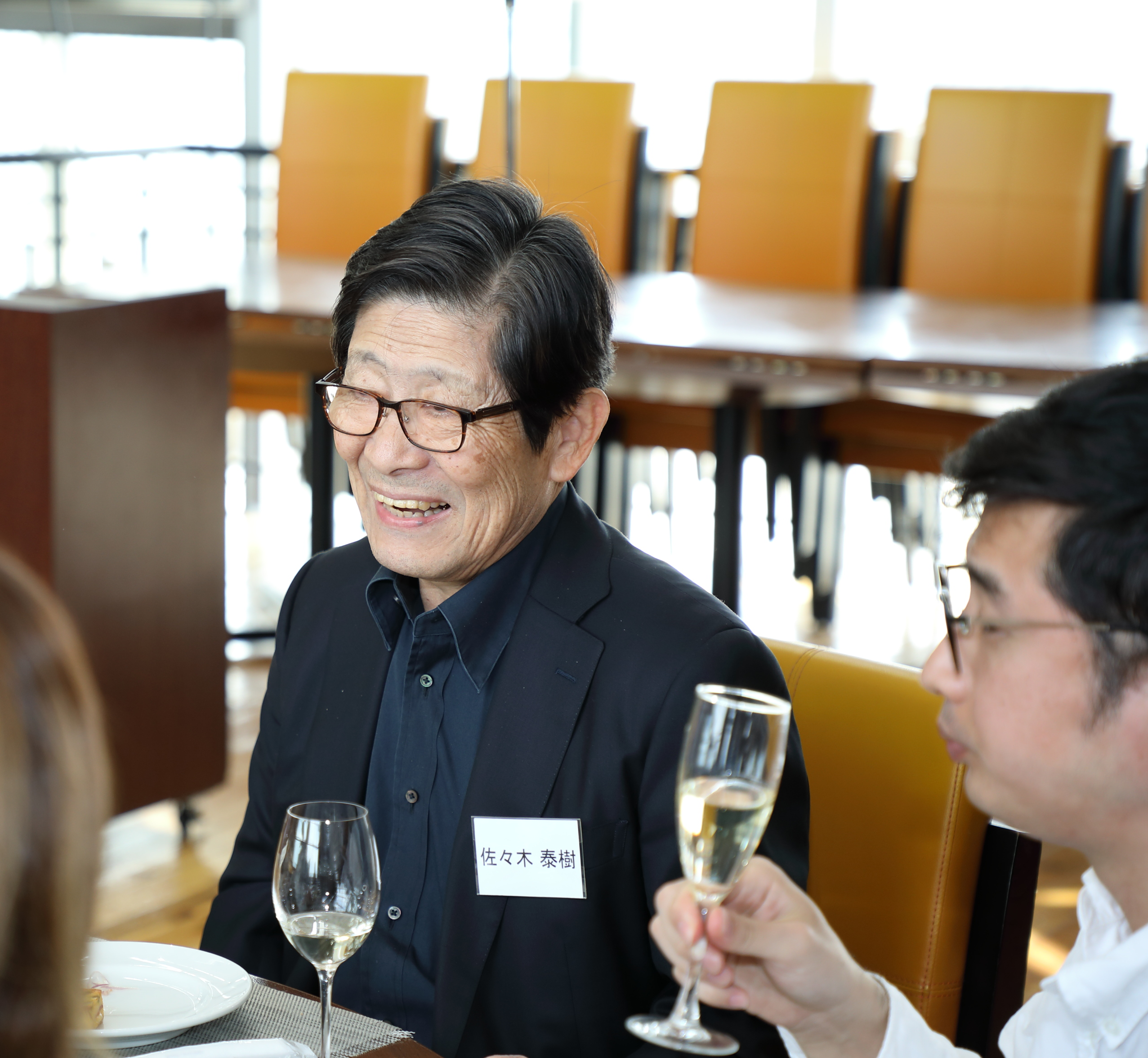 2004年3月に設立された同社の設立者である佐々木泰樹氏は公益財団法人佐々木泰樹育英会の理事長であり、同社は同財団の運営も受託している。