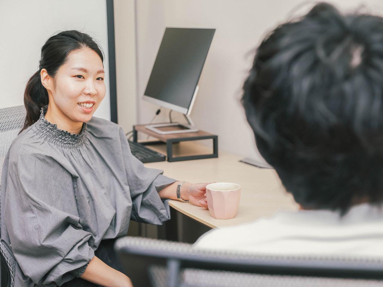 クライアントの課題解決のため、メンバーそれぞれが役割を自覚して、課題解決に向けて協力し合う。それだけにフラットに対話できるチームづくりに徹底的にこだわっている。