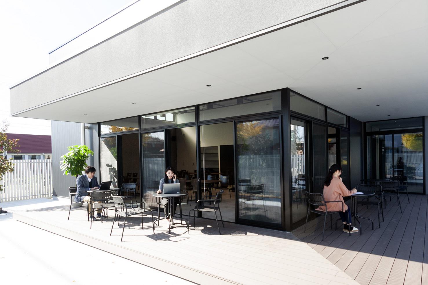 晴れた日はラウンジのデッキでお仕事