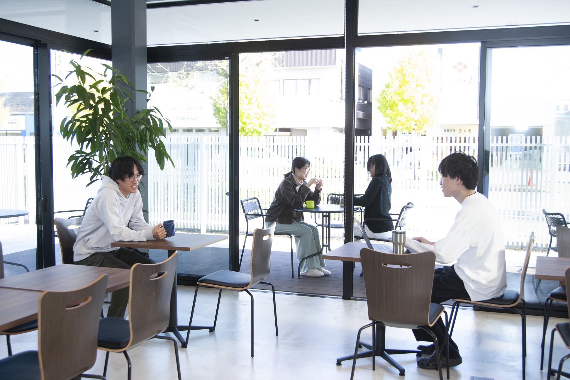 新社屋のラウンジでティータイム