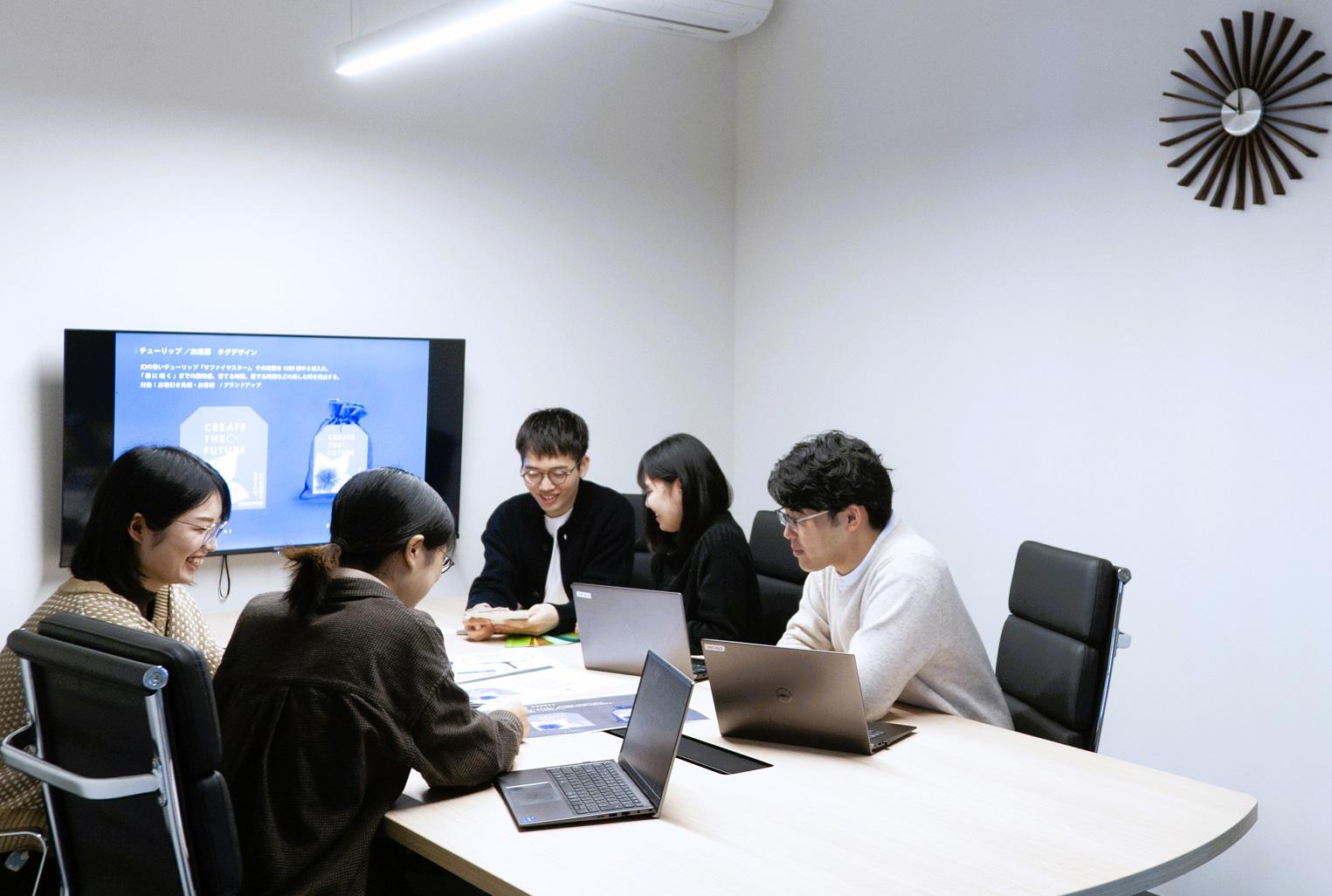 新社屋のお洒落なミーティングルーム