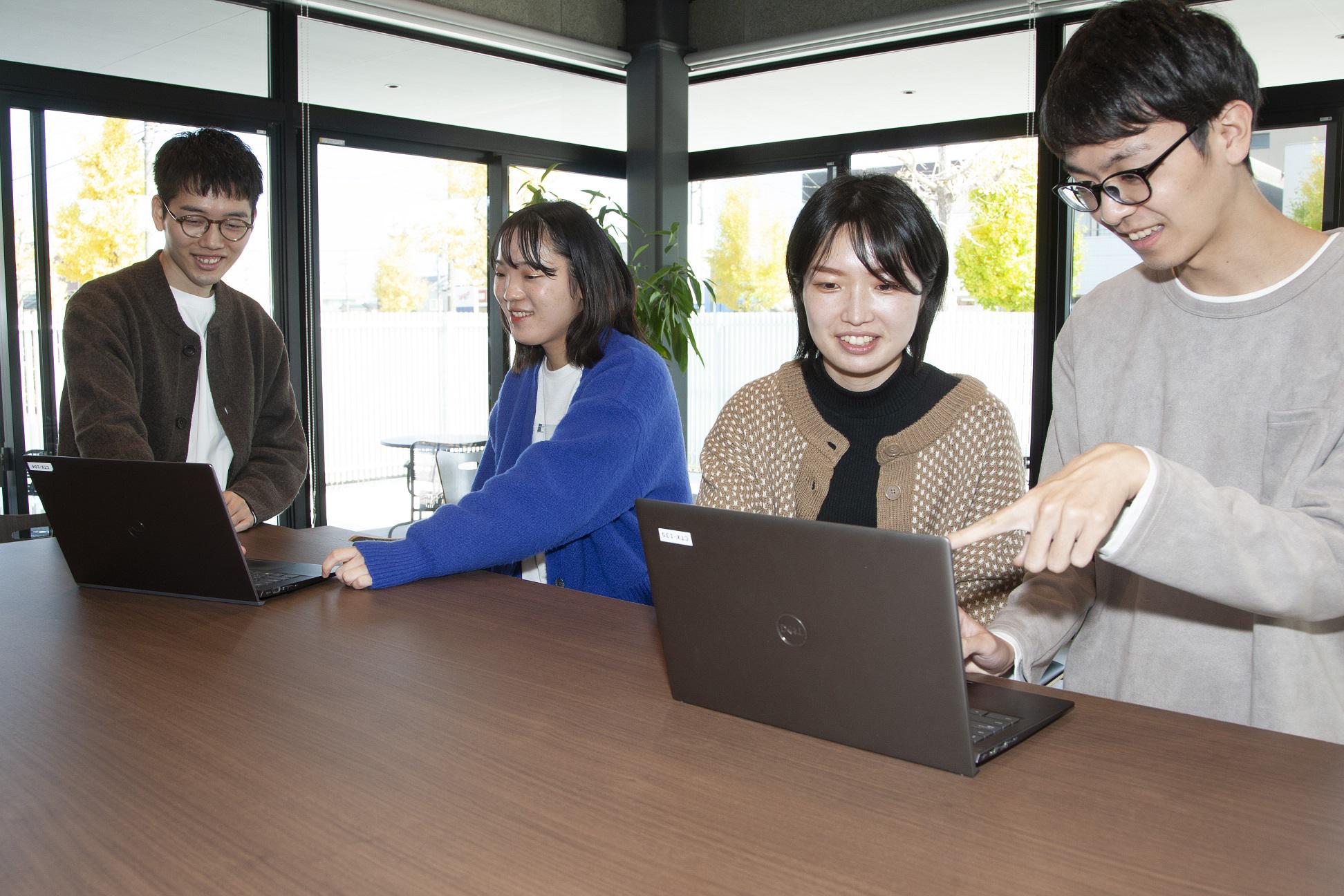 新社屋はフリーアドレス、服装自由