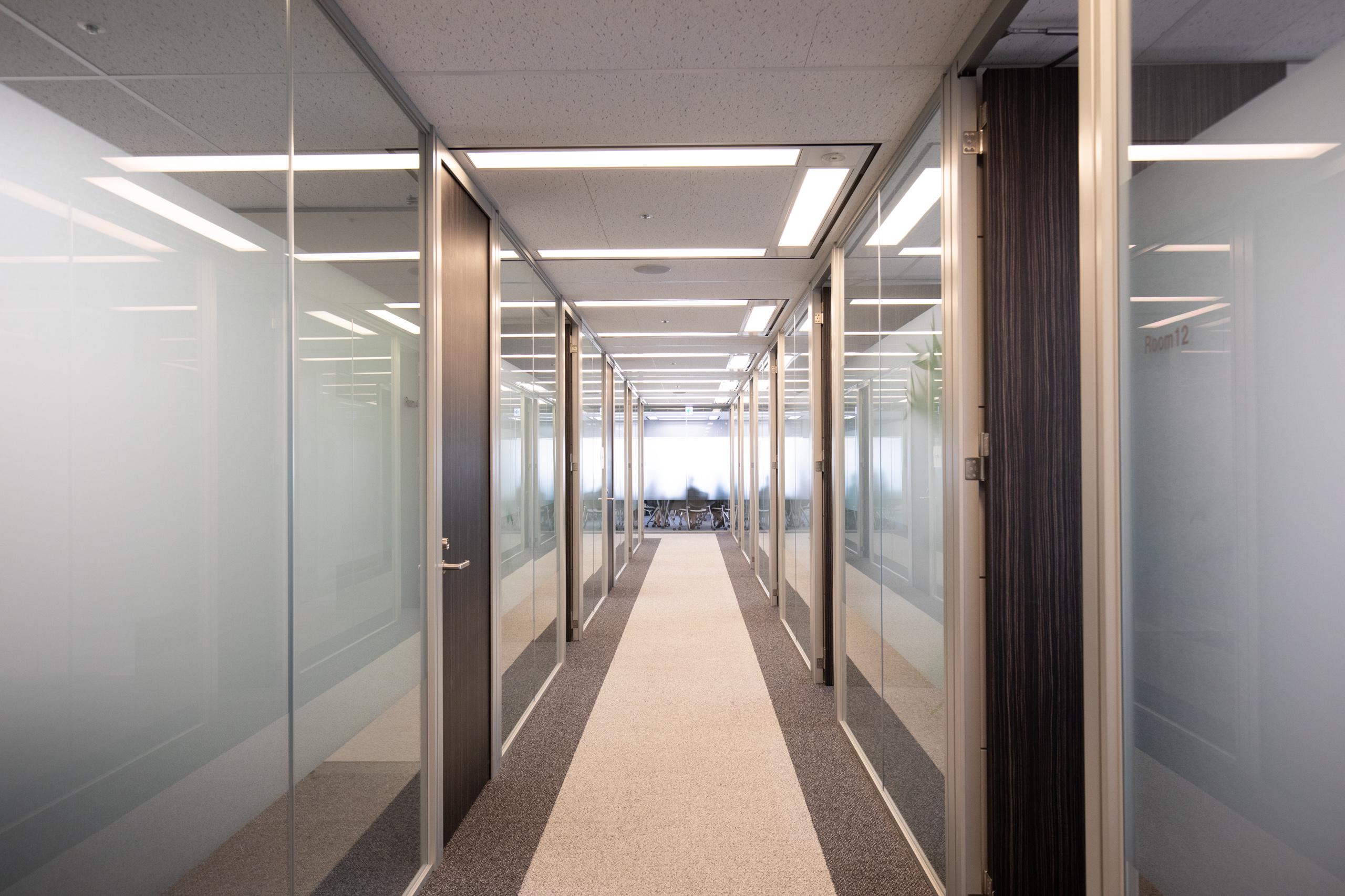 福利厚生においては、社員持株会やライフプラン支援金制度、借上社宅、スポーツクラブ優待、全国9か所の保養所のほか、「マイナビケアルーム　鍼灸マッサージ」（都内2か所）まで設けている。