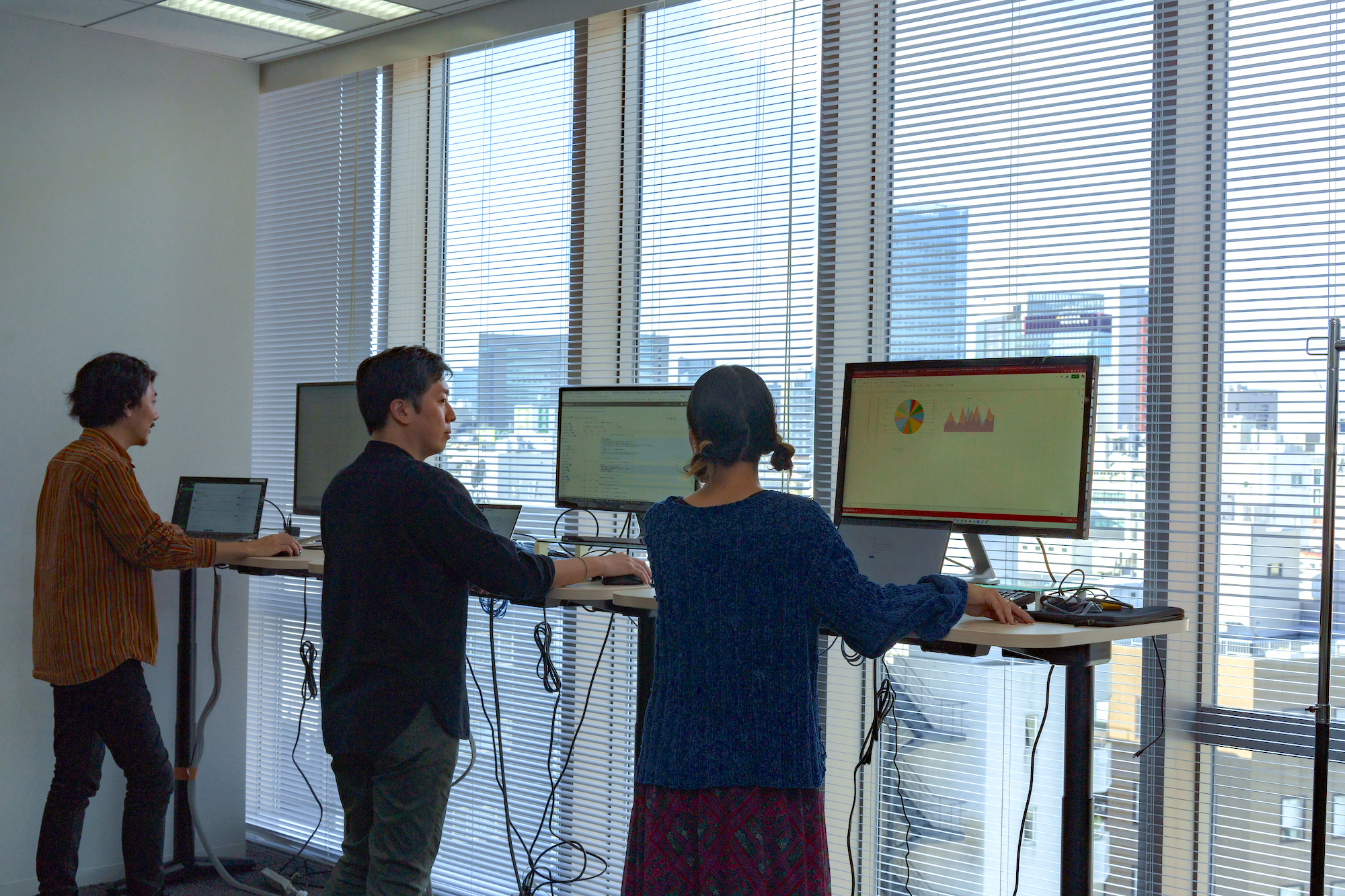 新オフィスではスタンディングデスクのエリアもあります