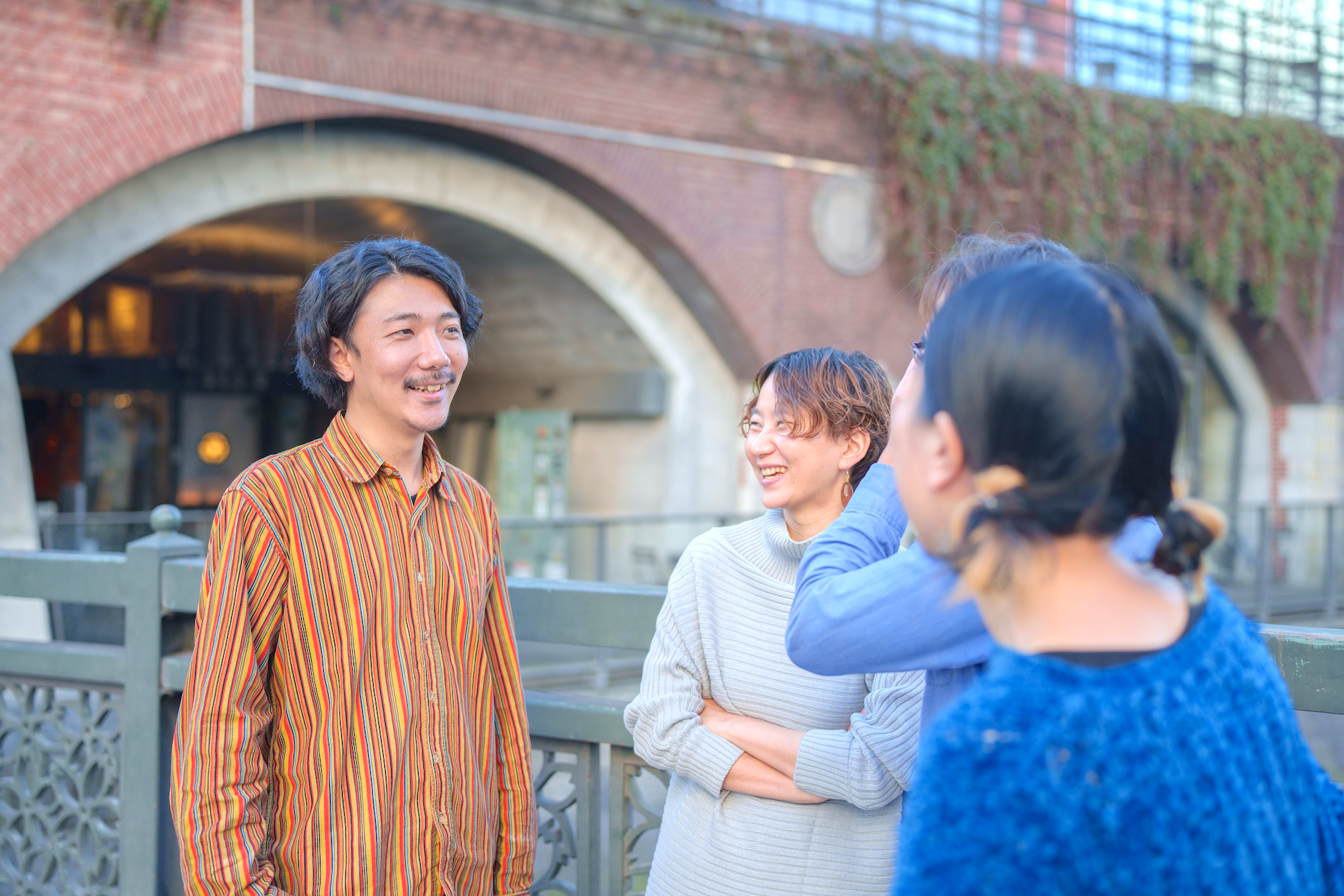 リモートワーク中心ですが、状況に応じて対面でのやりとりも大切にしています