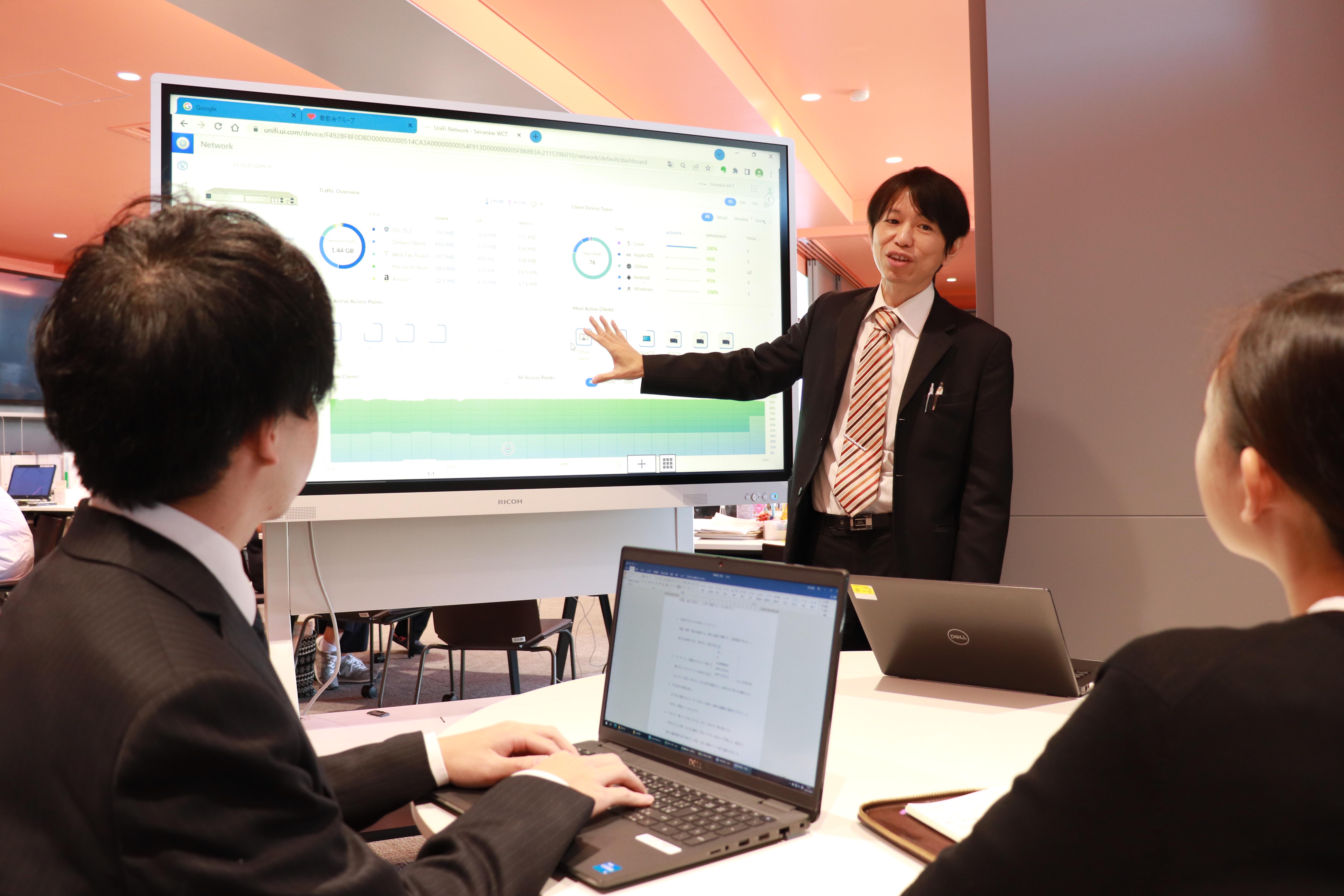 同グループのITエンジニアは、経営企画本部情報システム戦略部デジタル課に所属し、グループ全体のシステムやデバイスの管理を行っている。