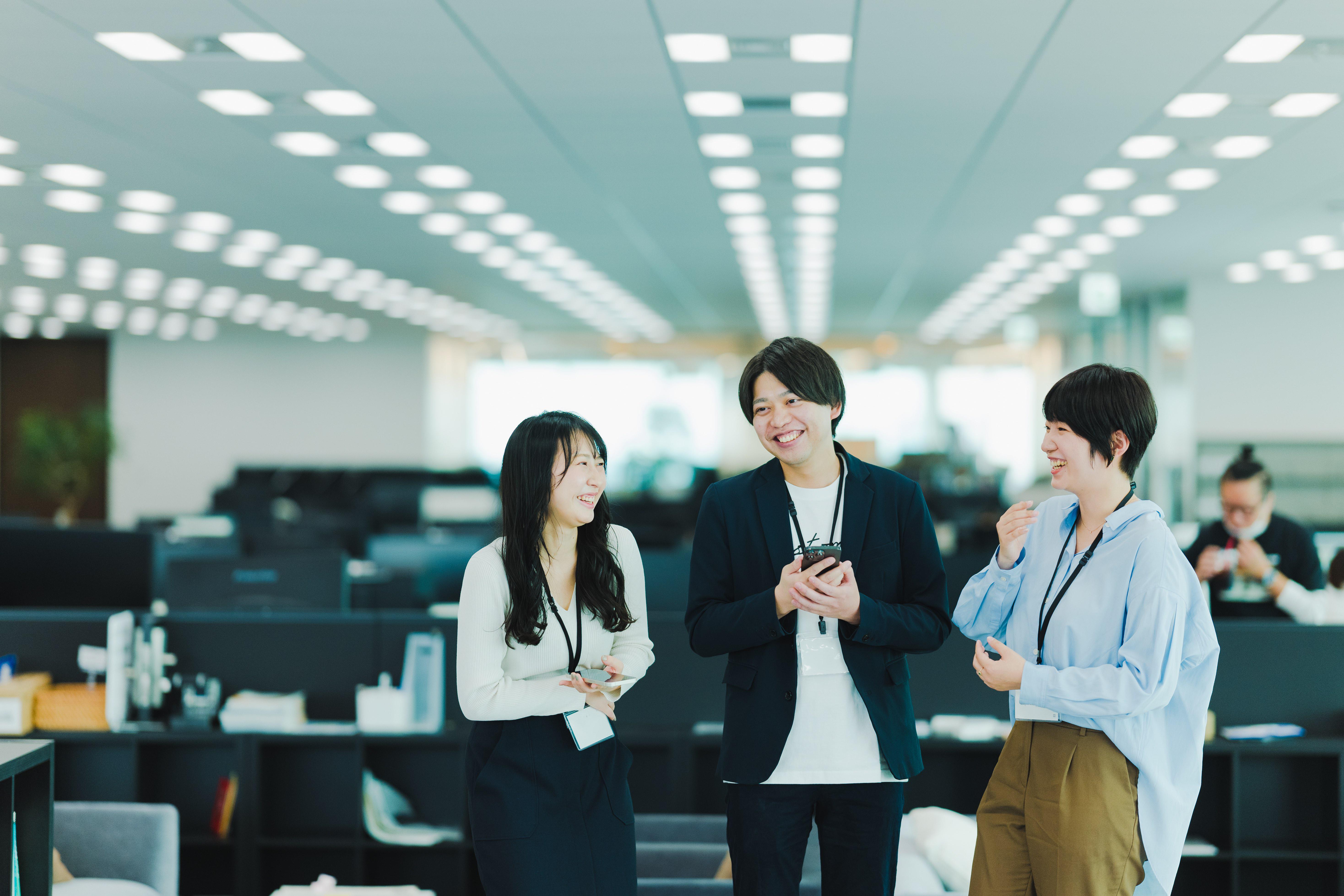 ヤプリは約270名のメンバーでプラットフォーム事業を運営しています。ビジネスサイドとエンジニアサイド分け隔てなく1フロアで密に情報連携を行い、プロダクト開発に取り組んでいます。