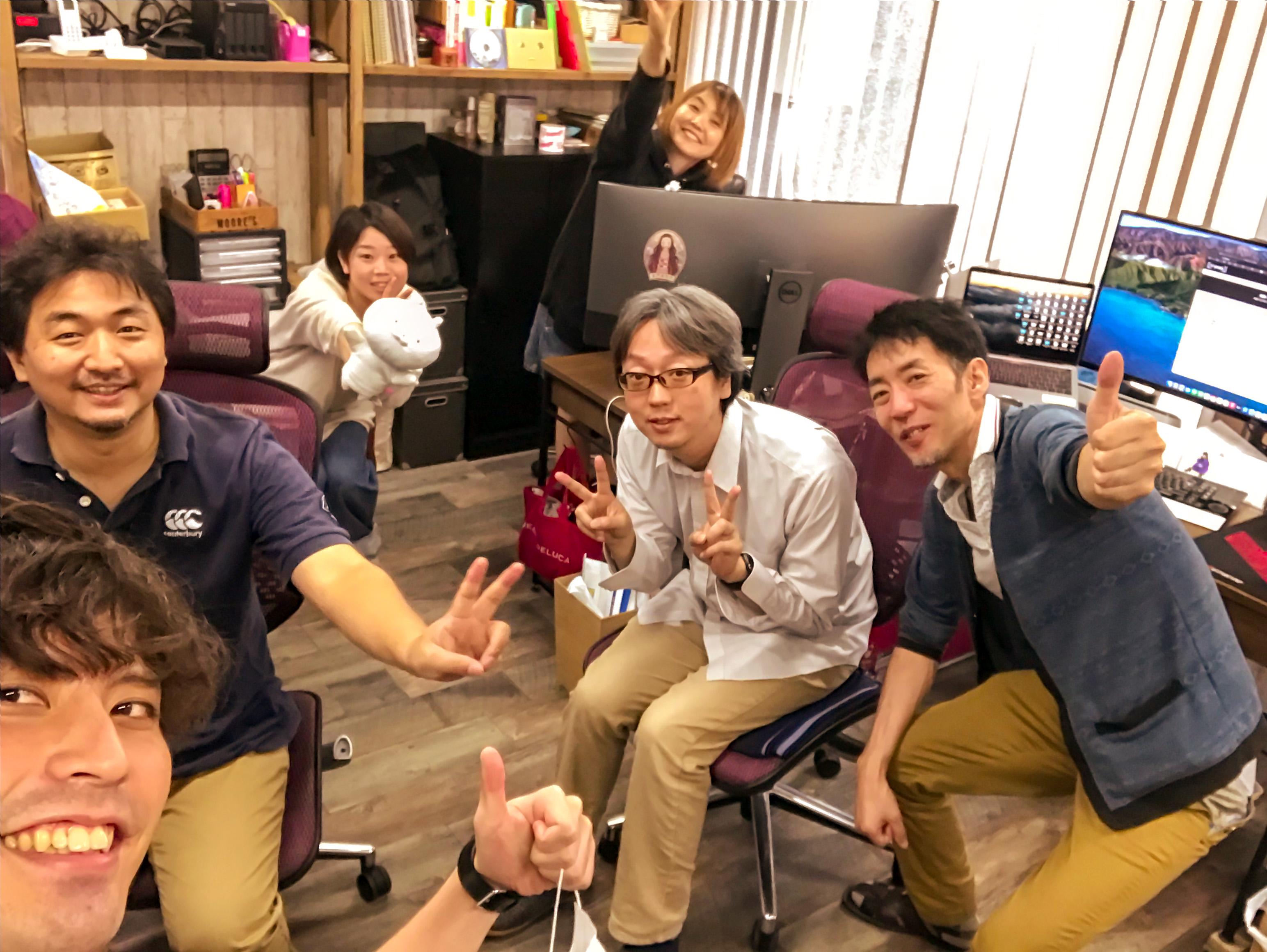 オフィスでパシャリ！みんな仲良し！