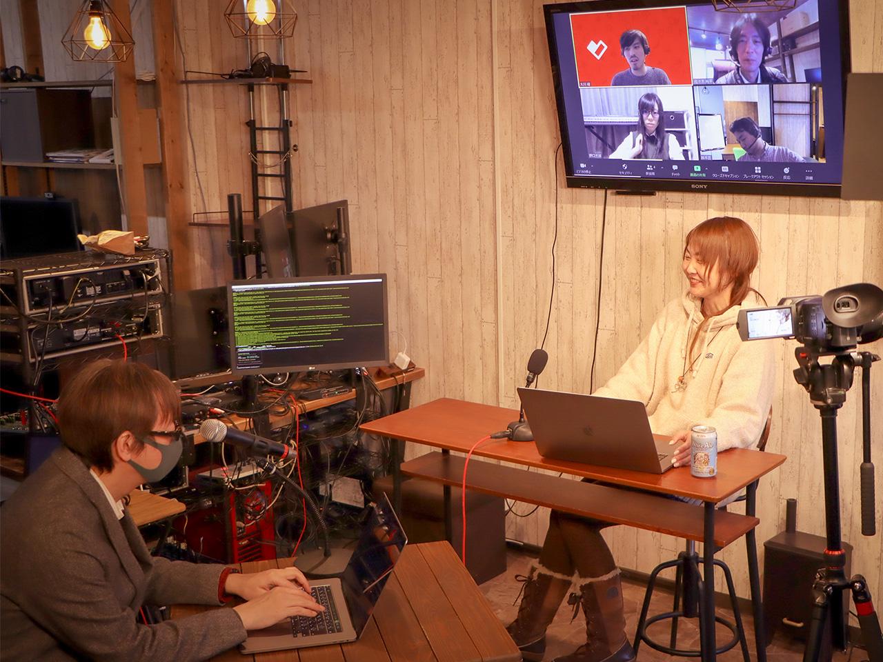 オープンスペースでの会議風景。カフェのような雰囲気でリラックスしながらディスカッション。