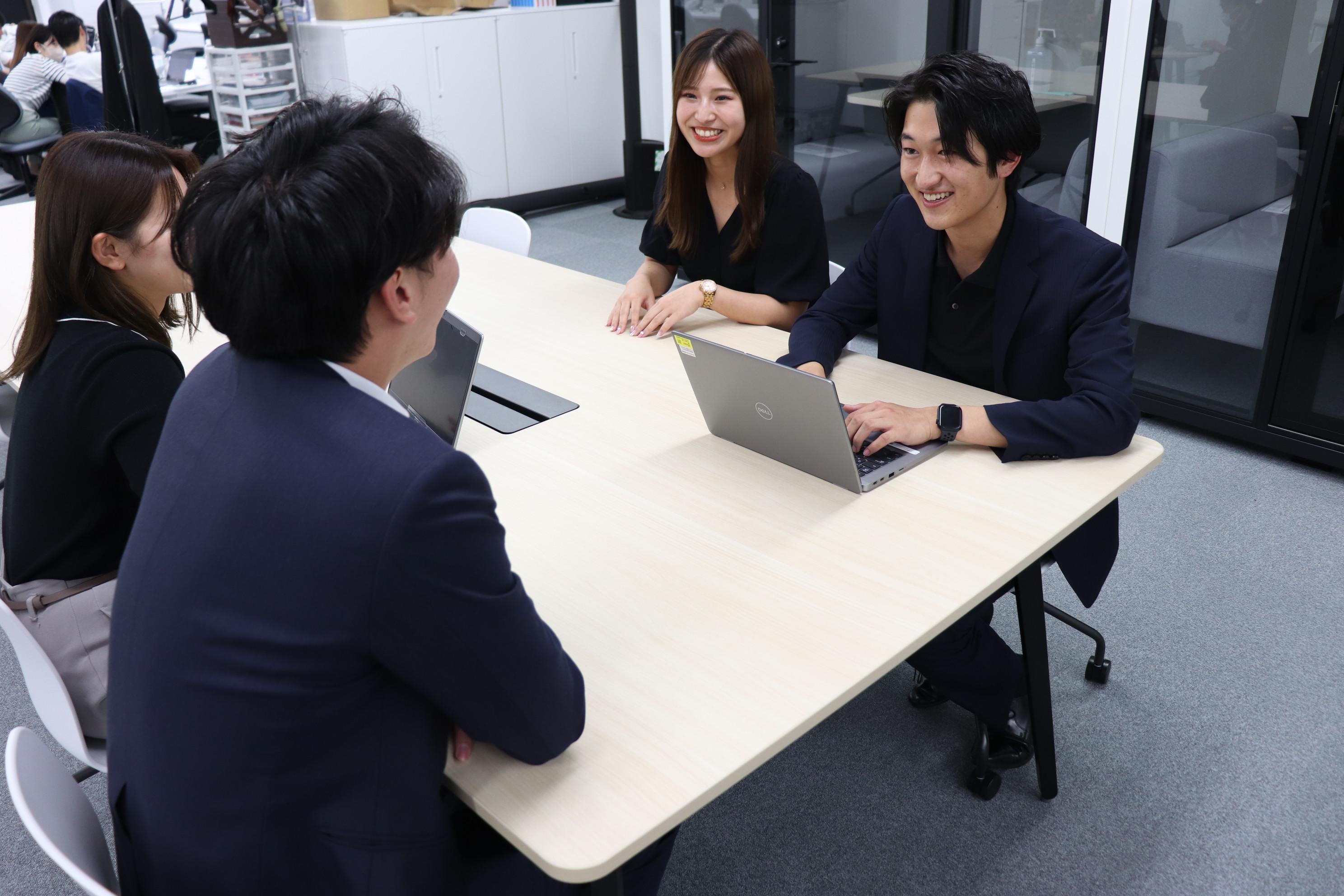 エンジニアである社員はただ作業をこなすだけでなく、AWSのような先端領域においても習熟し、提案力を身に付けて当該プロジェクトをリードするような存在を目指している。