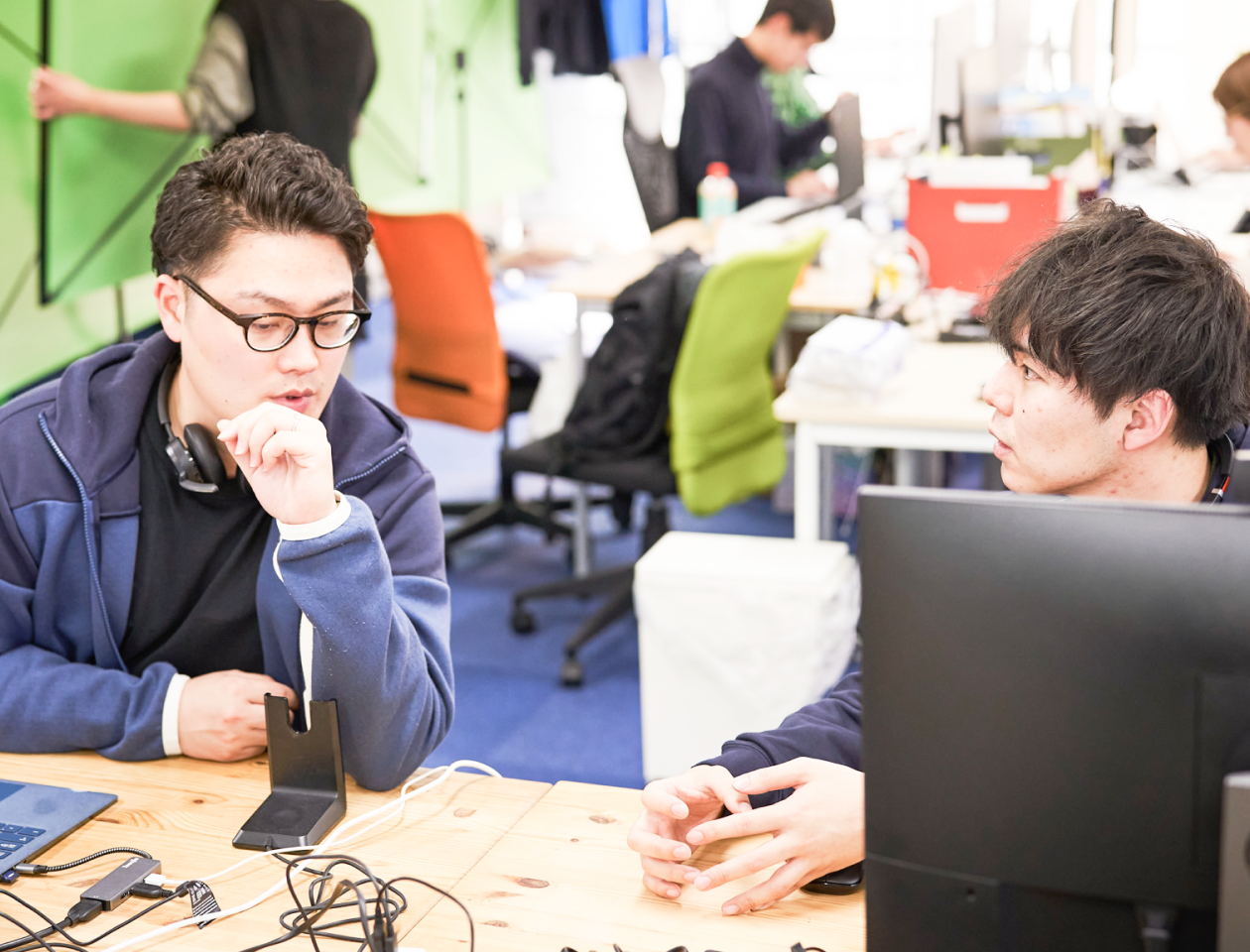 エンジニア／デザイナー／営業などの異なる職種のメンバーが、1つのチームで議論してサービスを作り込んでいく。