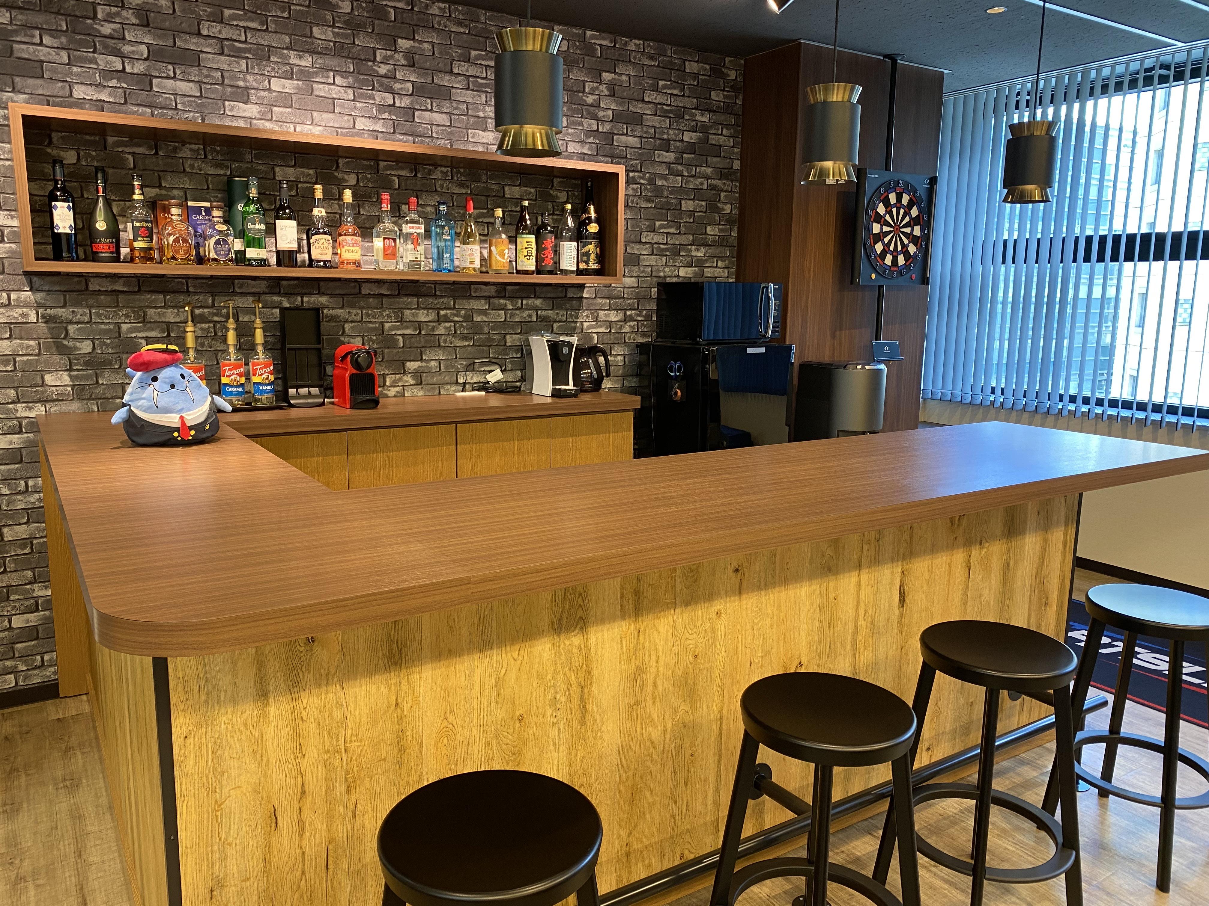 休憩時間やMTGの際に大活躍の弊社自慢のバーカウンターです！